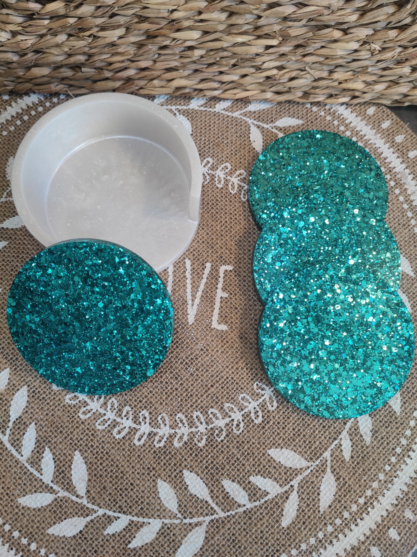 dessous de verre blanc nacré et vert pailleté en résine epoxy