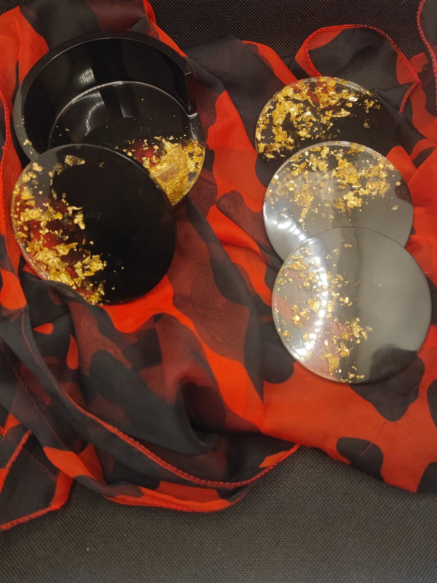 dessous de verre noir et feuille d'or en résine epoxy