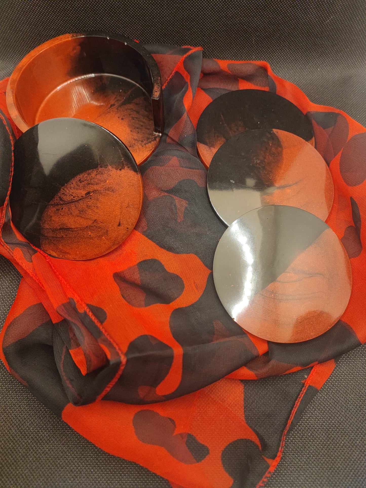 dessous de verre rouge vin et noir en résine epoxy