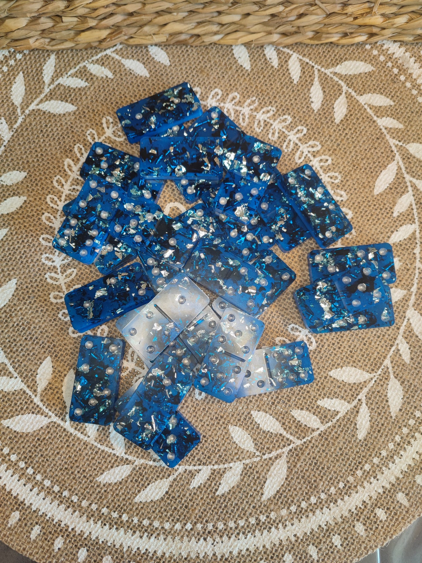 domino avec feuille noir et bleu résine epoxy