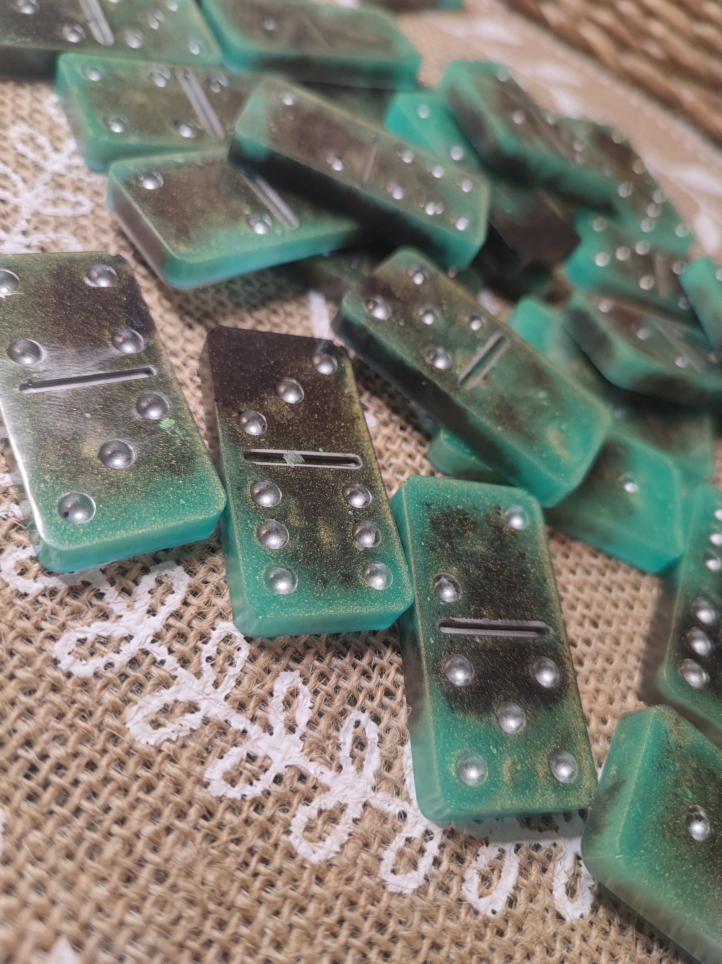 domino vert gold et noir résine epoxy