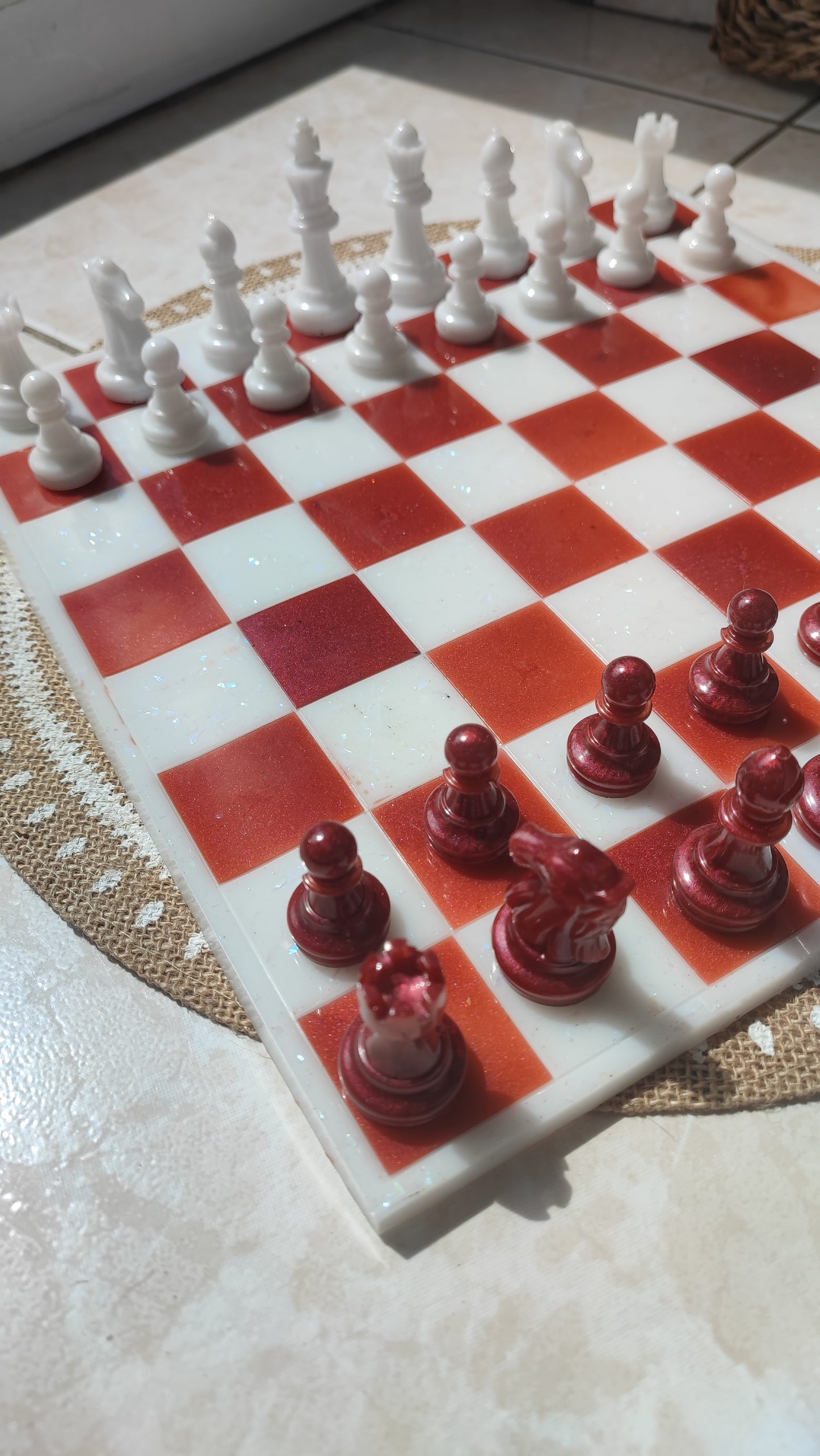 plateau d'échecs en résine epoxy blanc holographique et marron cuivré