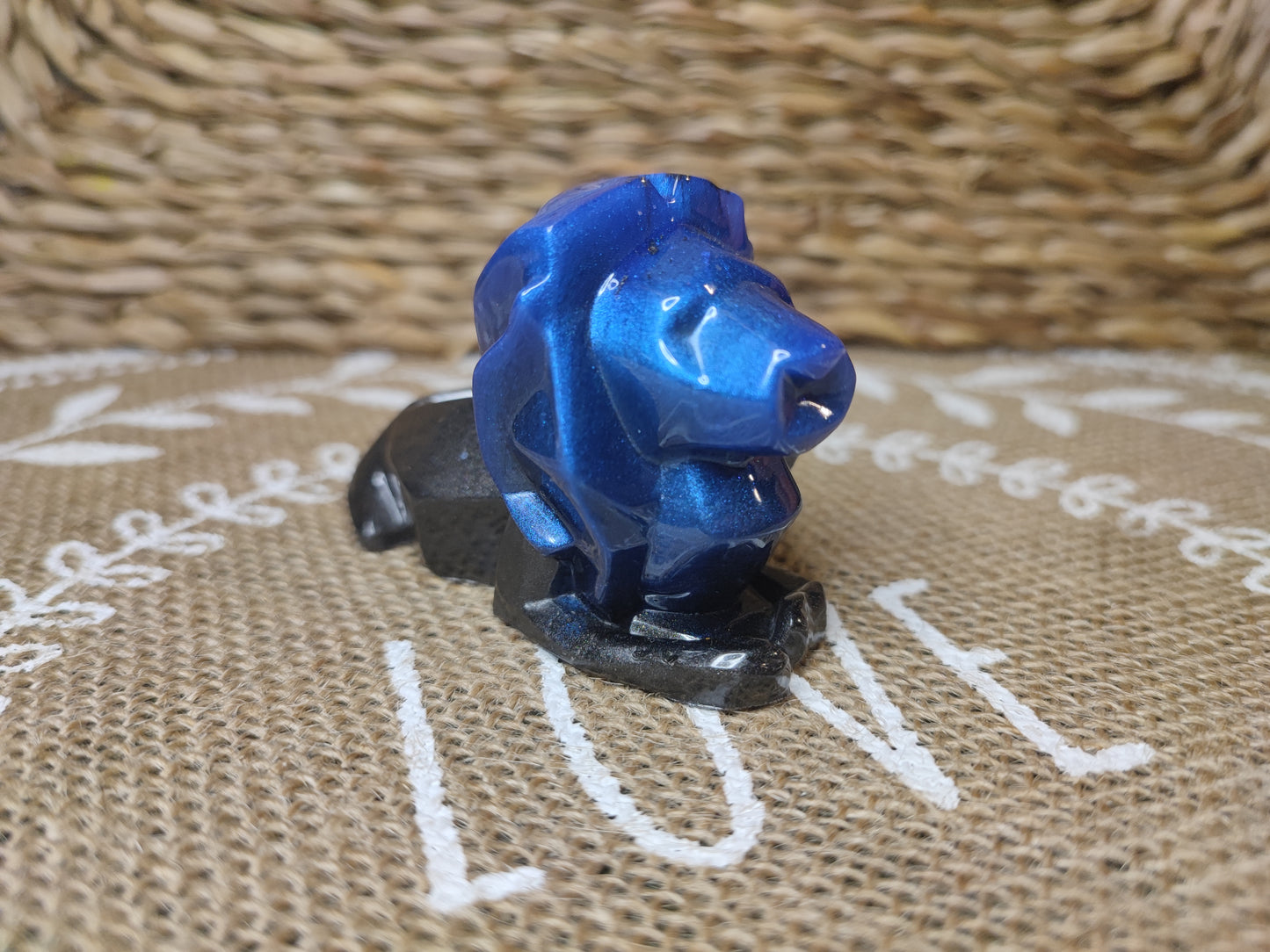 figurine lion bleu et noir résine epoxy