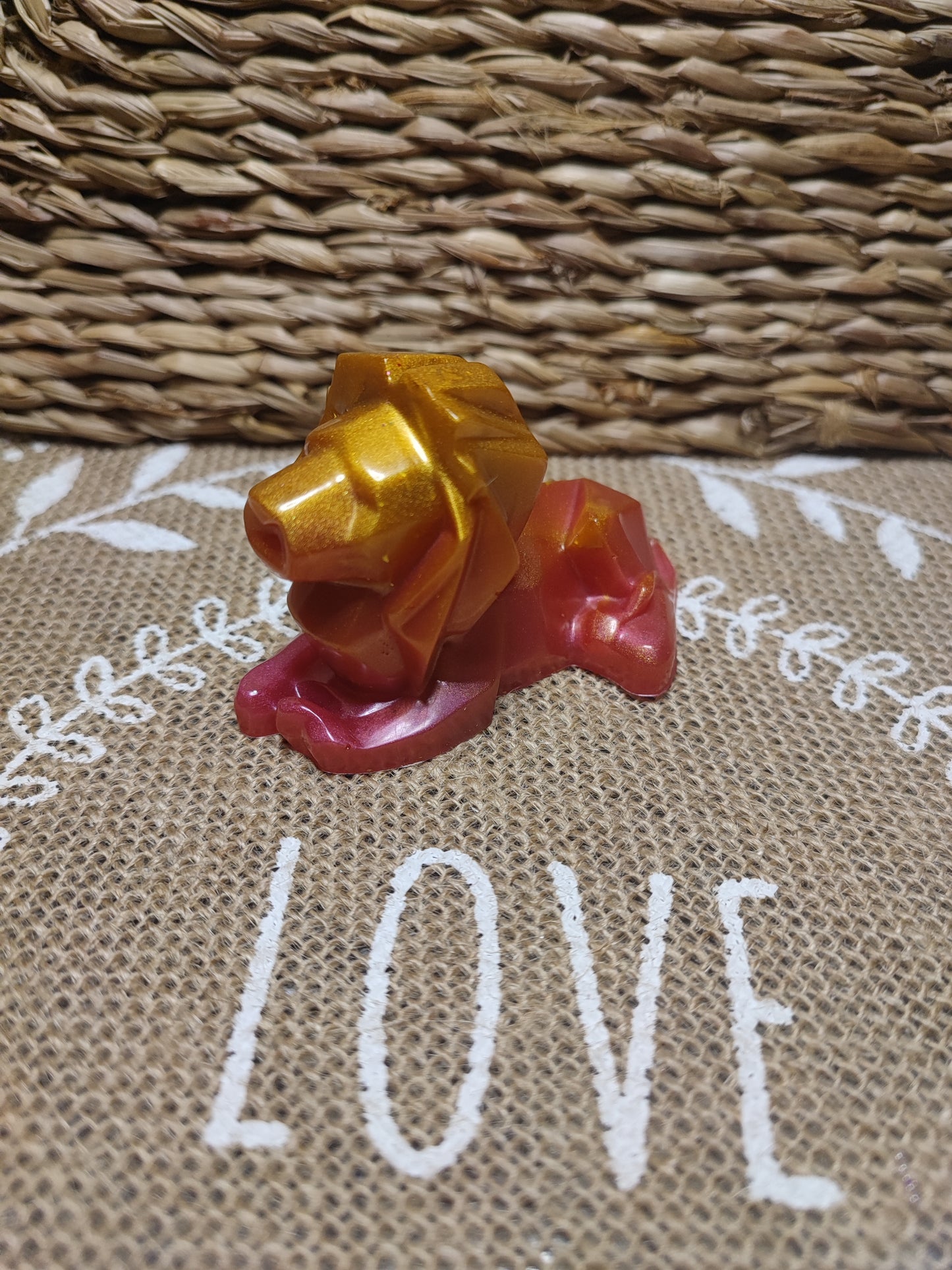 figurine lion rouge et or résine epoxy