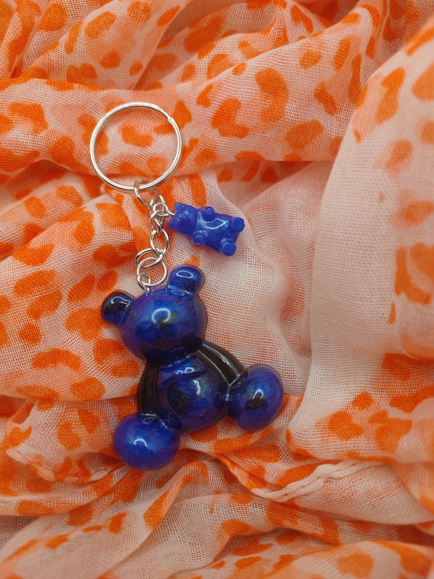 porte clé maman ourson noir et bleu avec mini ourson bleu résine epoxy