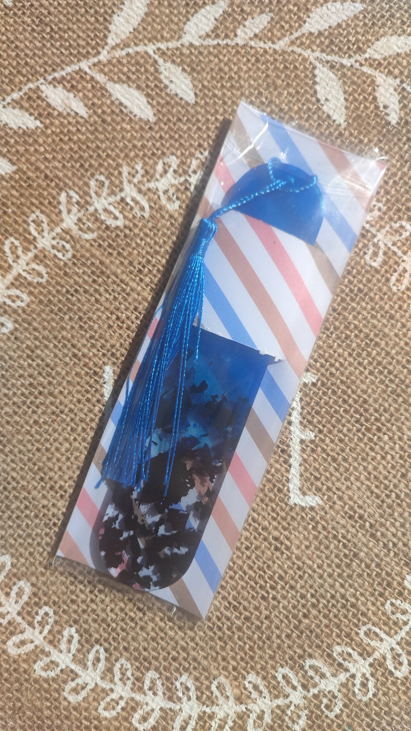 marque pages bleu avec feuille noir résine epoxy