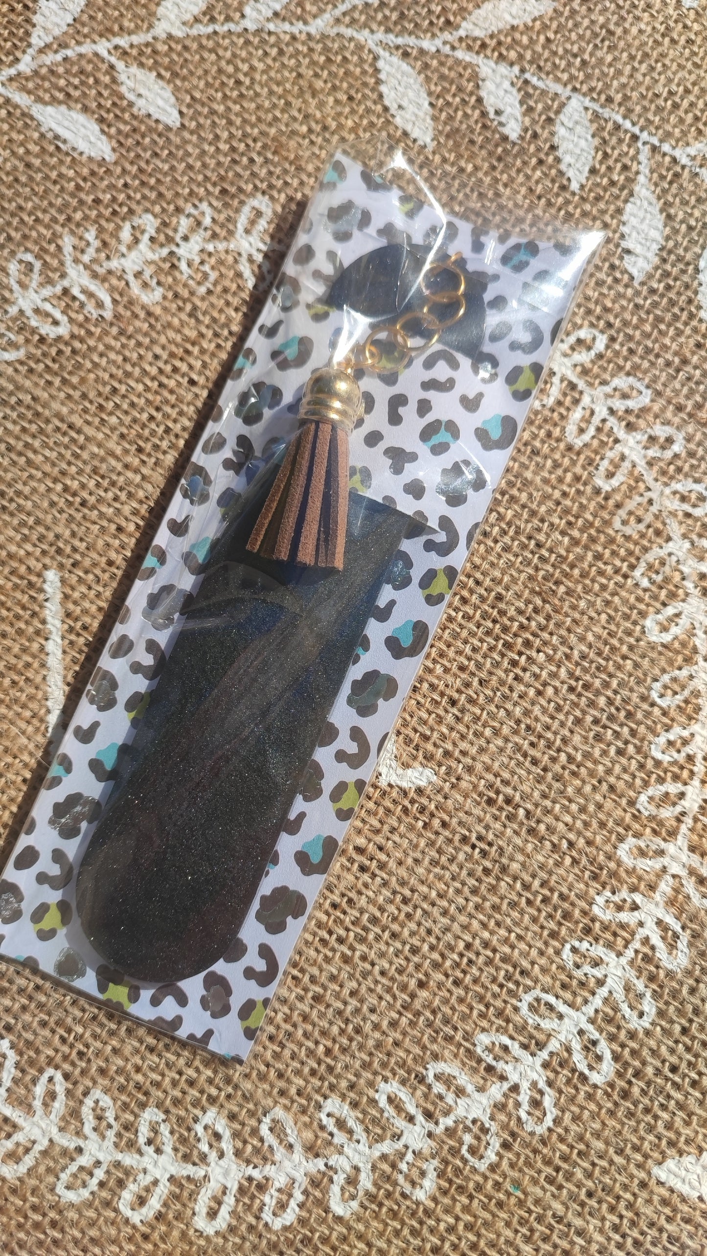 marque pages noir opaque avec pompons de couleur résine epoxy