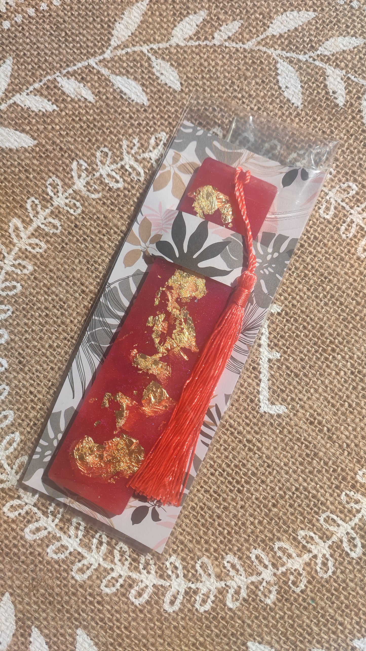 marque pages rouge avec feuille d'or résine epoxy