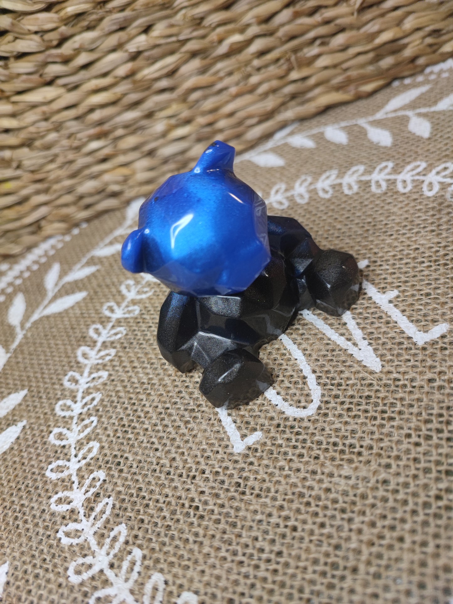 figurine ours bleu èlèctrique et noir résine epoxy