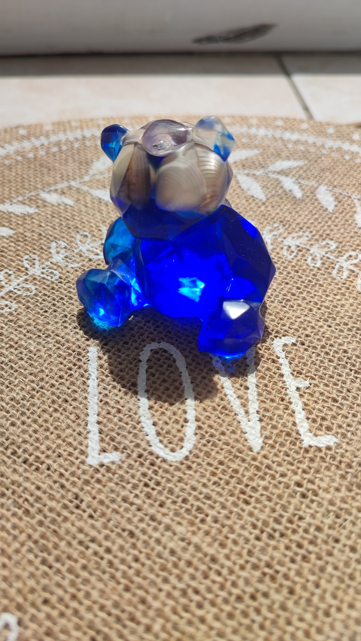 ours en résine epoxy bleu transparent avec coquillage