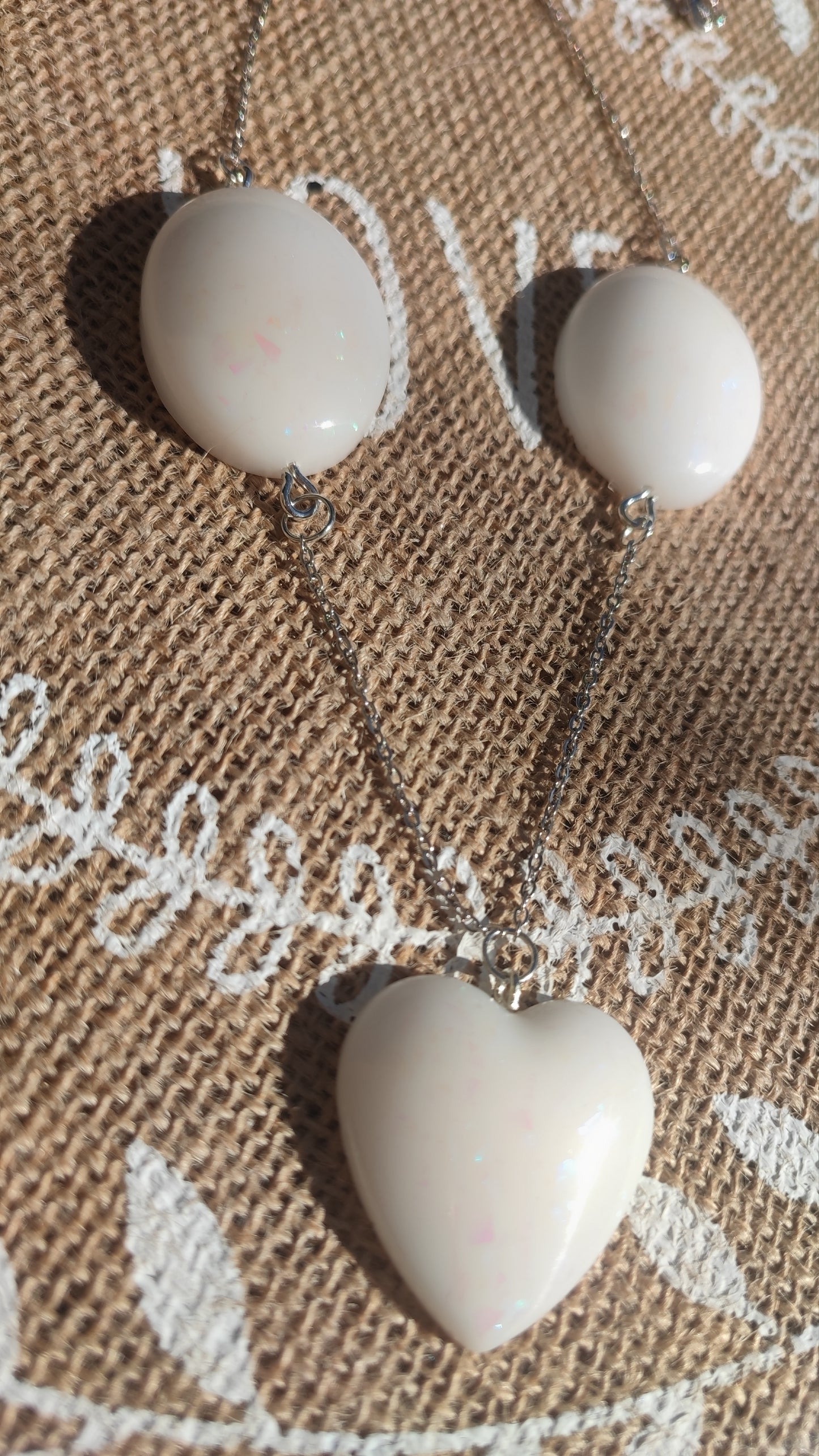 sautoir cœur et ovale blanc holographique en résine epoxy