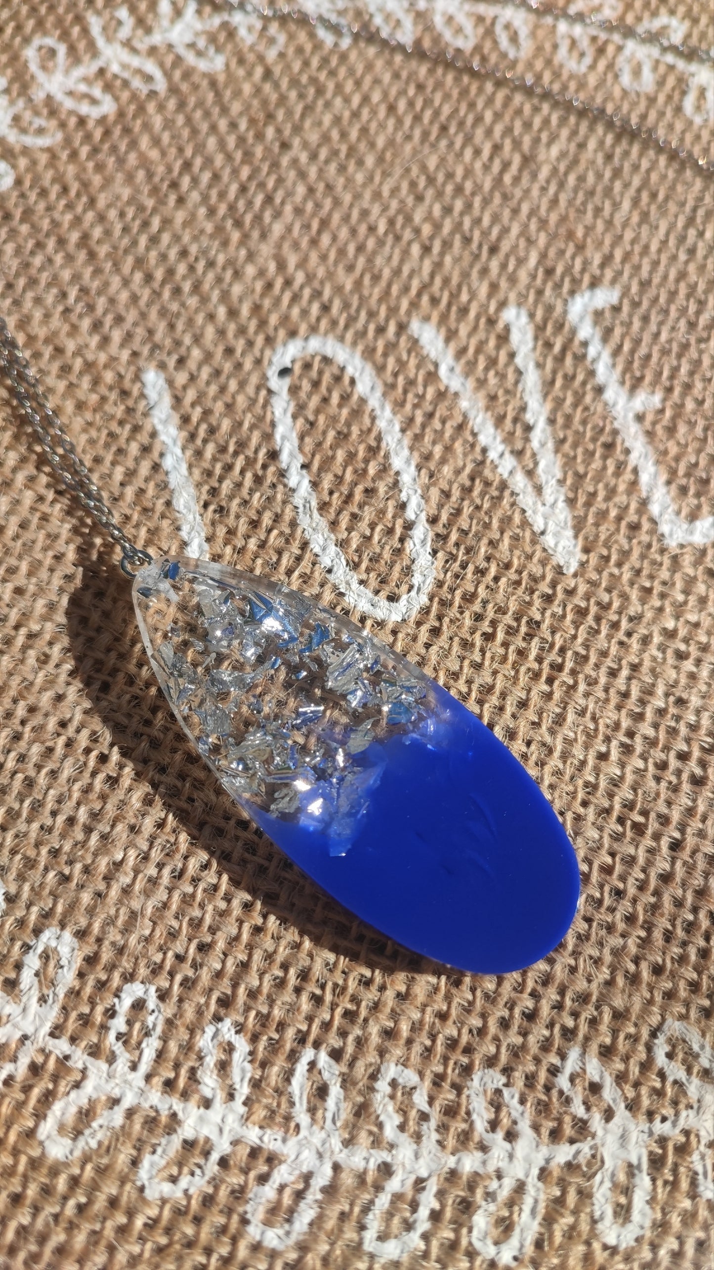 pendentif bleu argenté résine epoxy