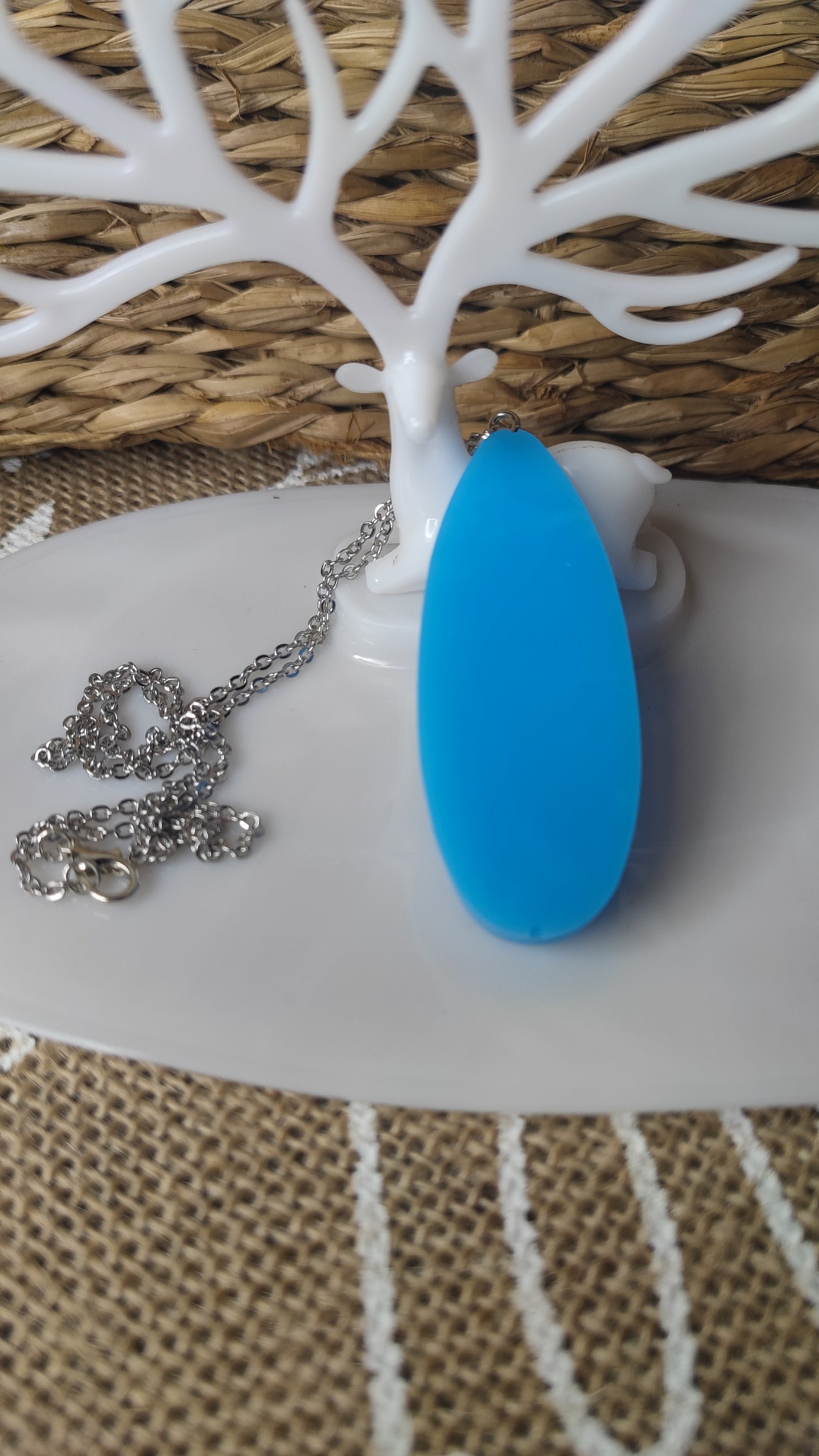 pendentif ovale en résine epoxy