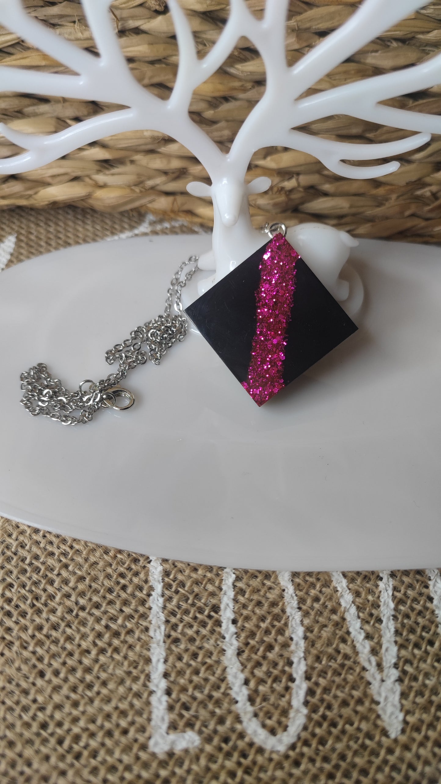 pendentif carré noir opaque et fuchsia pailleté en résine epoxy