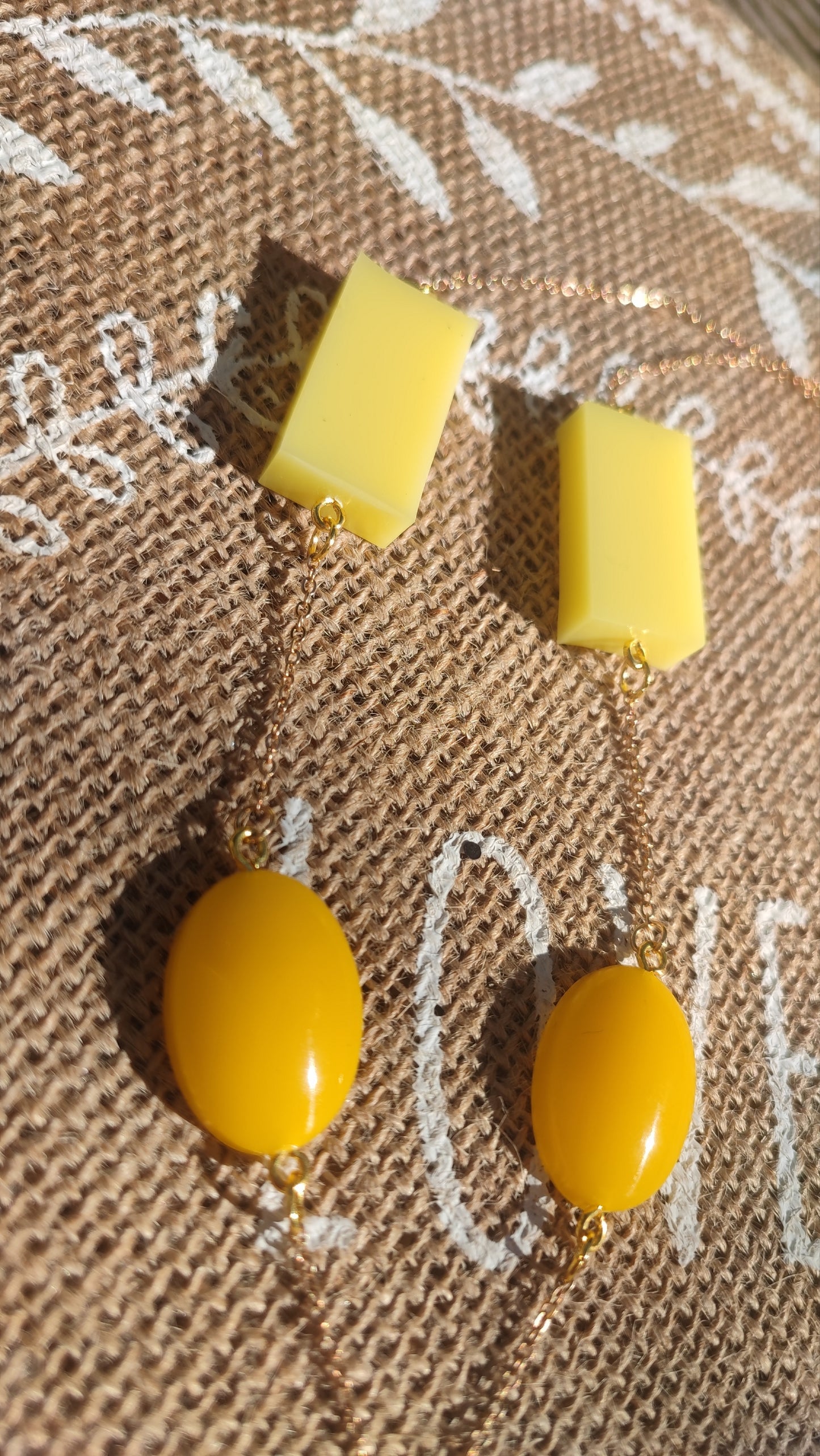 sautoir jaune pastel et ginger en résine epoxy