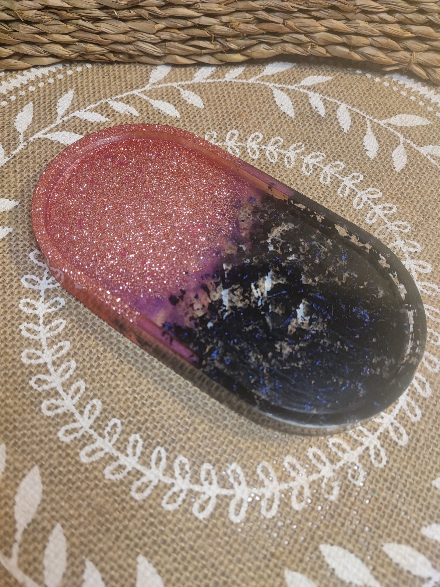 plateau vide poche rose pailleté et feuille noir en résine epoxy