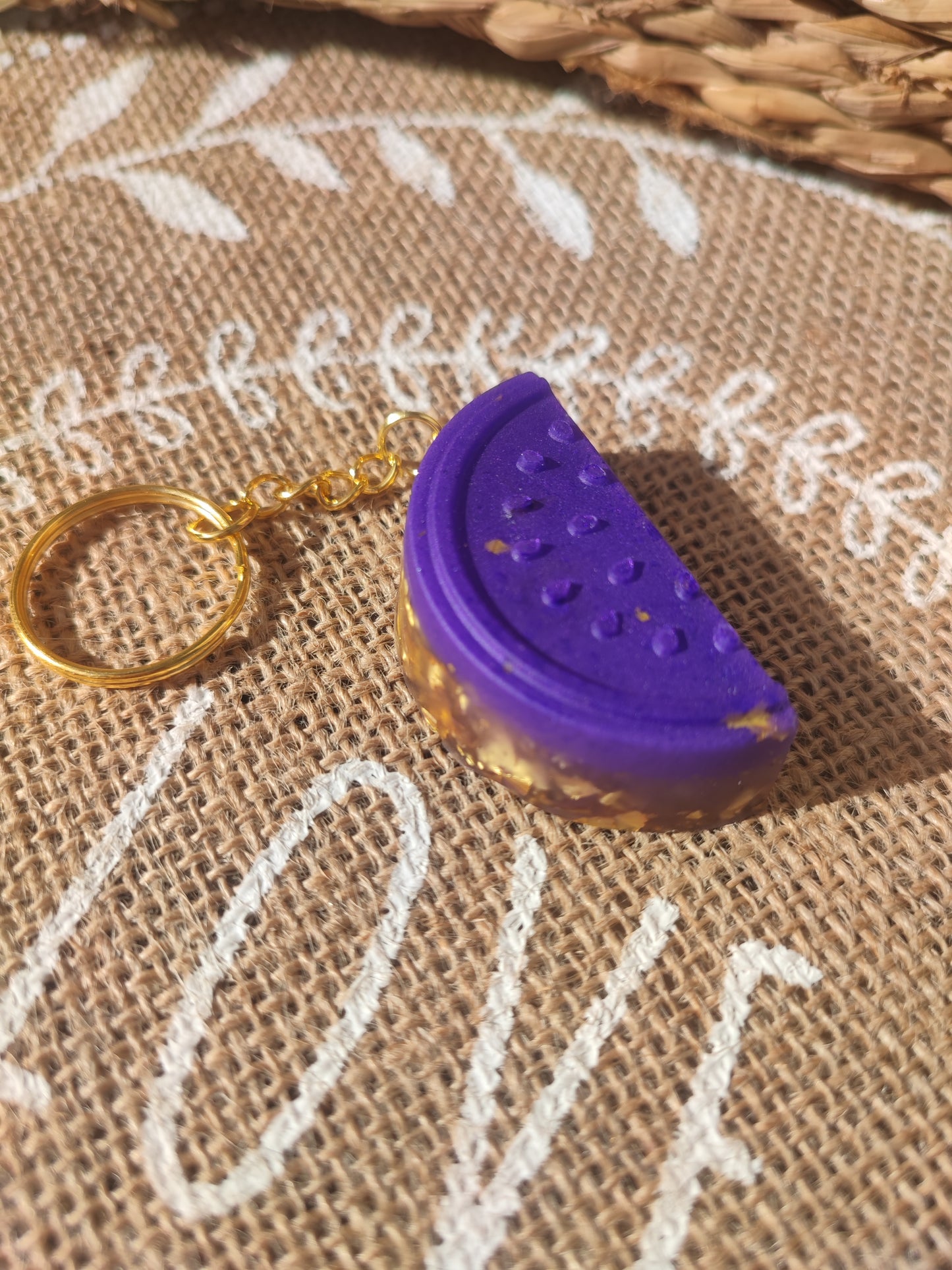 porte clé fantaisie fruit violet avec feuilles d'or résine epoxy