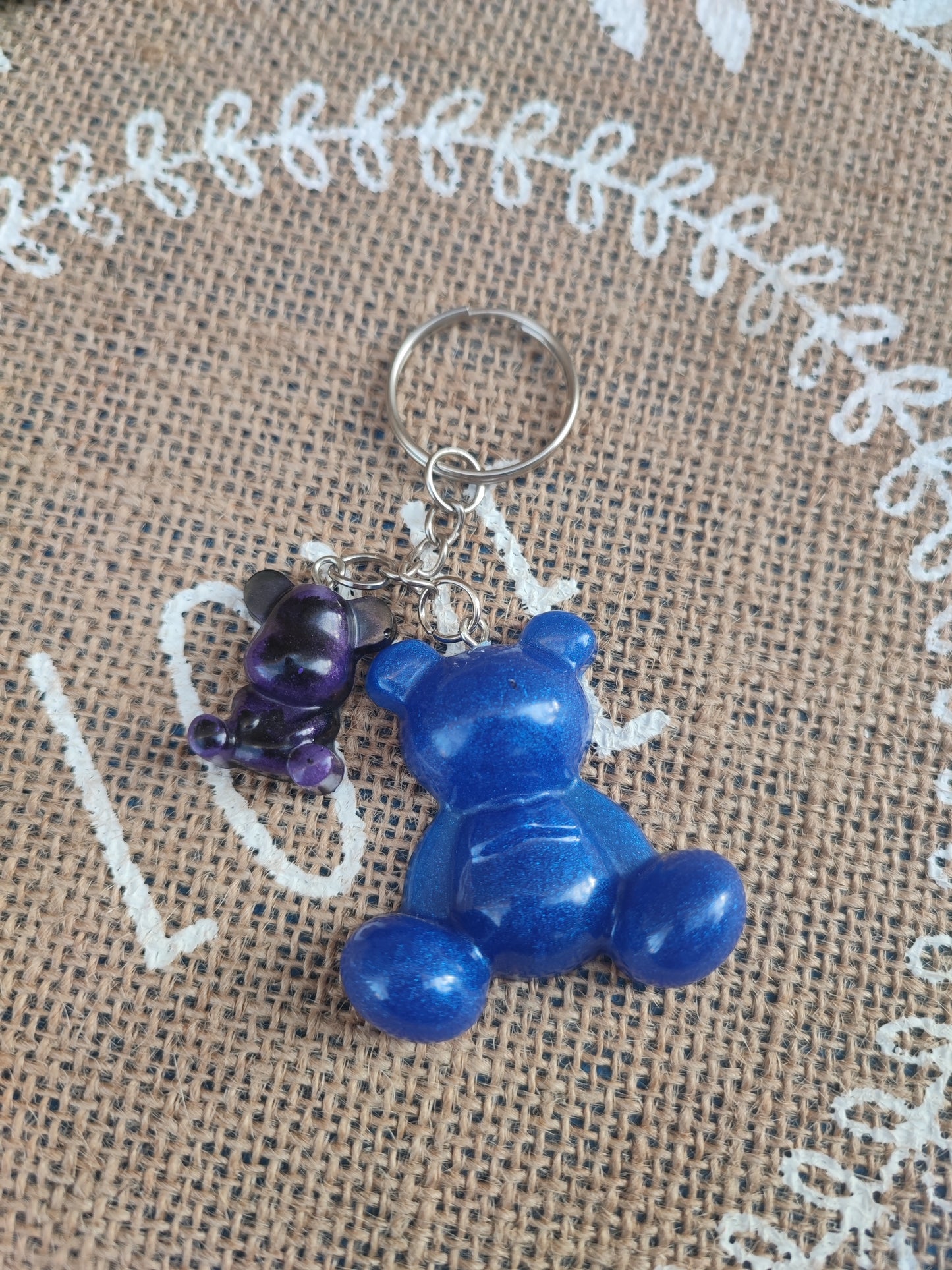 porte clé maman ours bleu avec ourson noir et violet résine epoxy