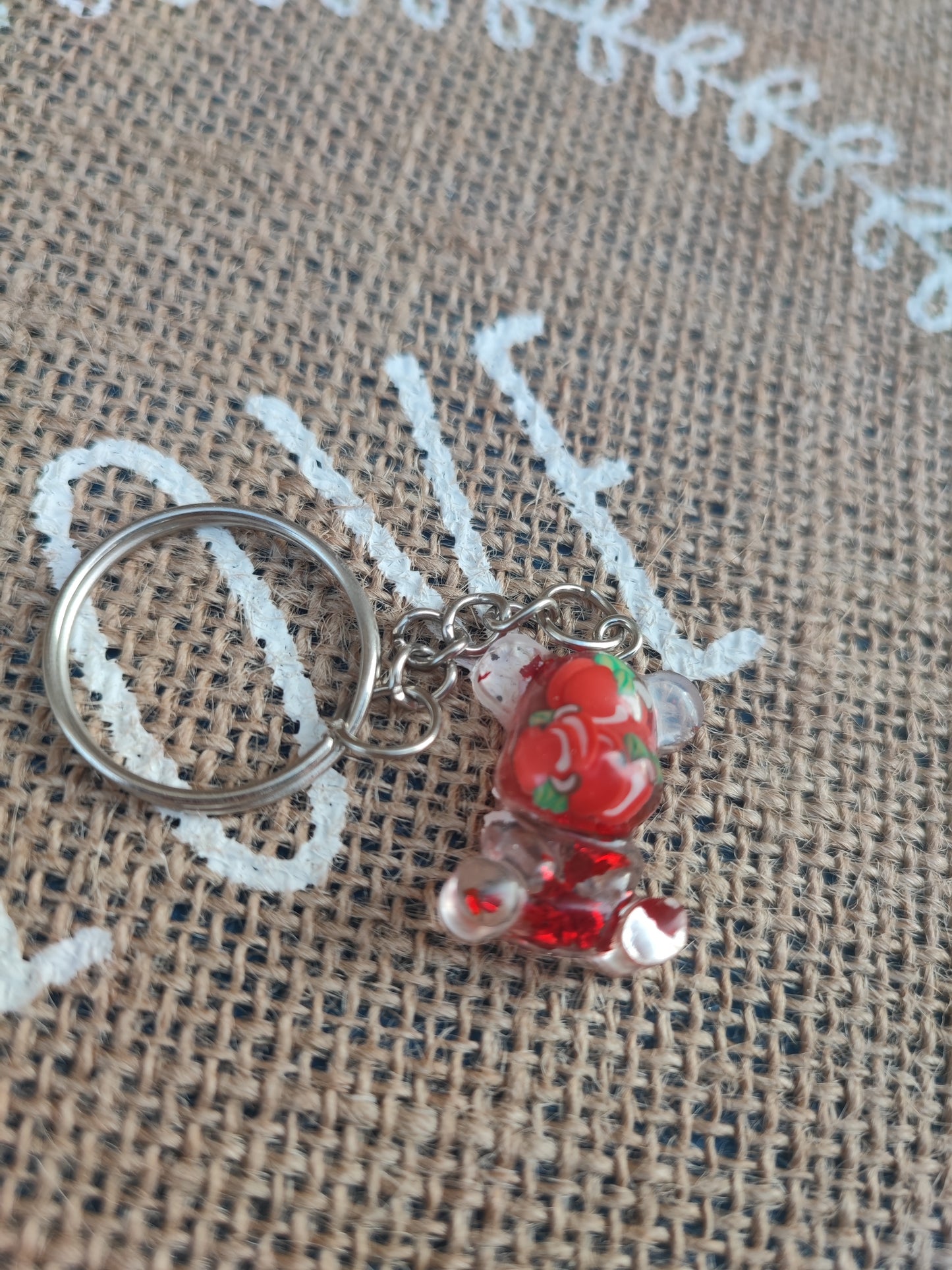 porte clé ourson feuille rouge et pommes résine epoxy