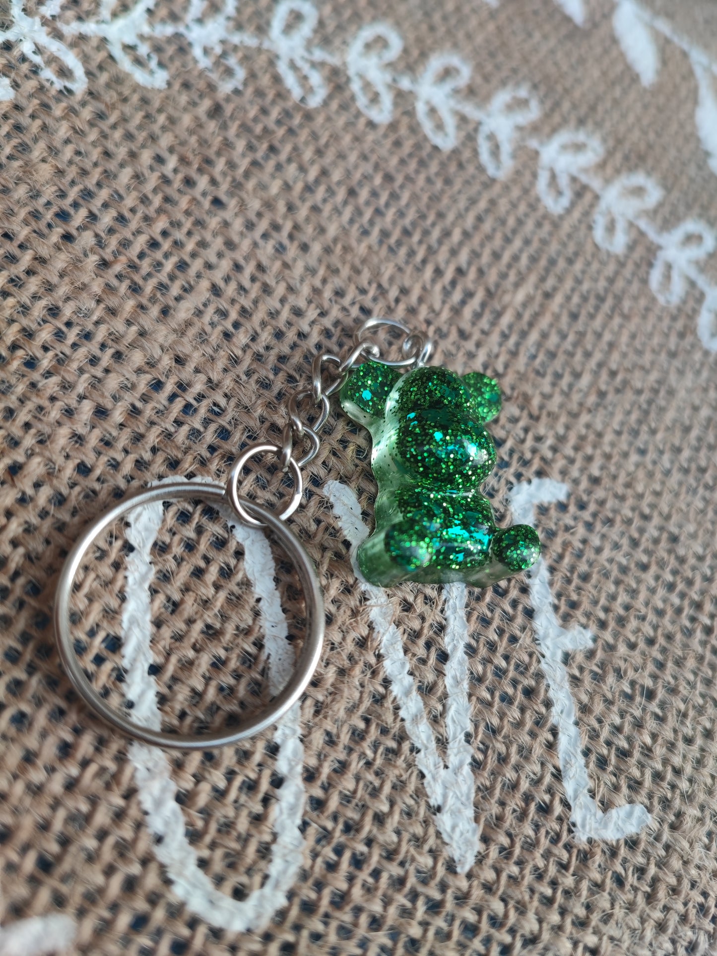porte clé ourson transparent et vert pailleté résine epoxy