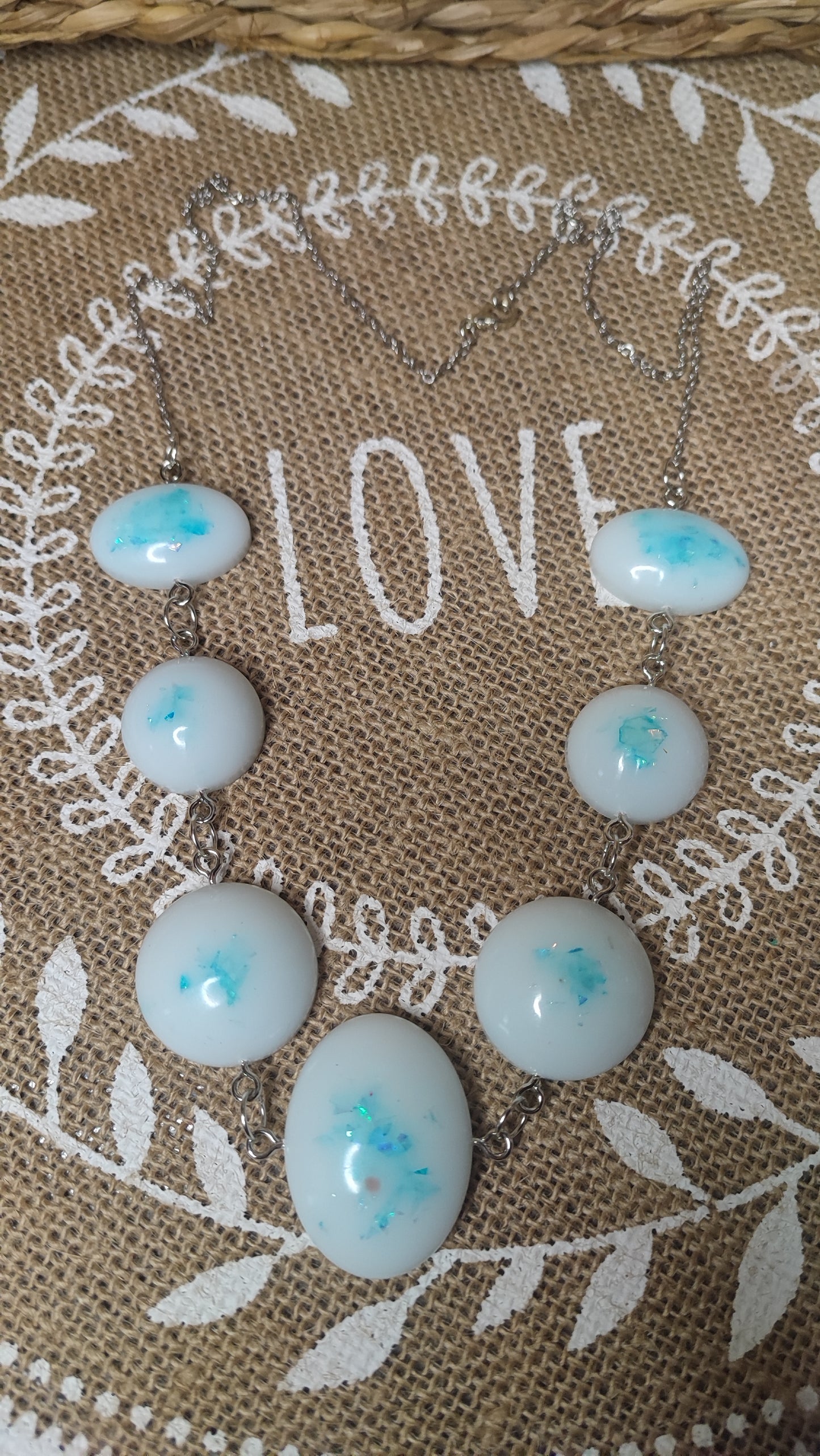 sautoir blanc et bleu holographique en résine epoxy