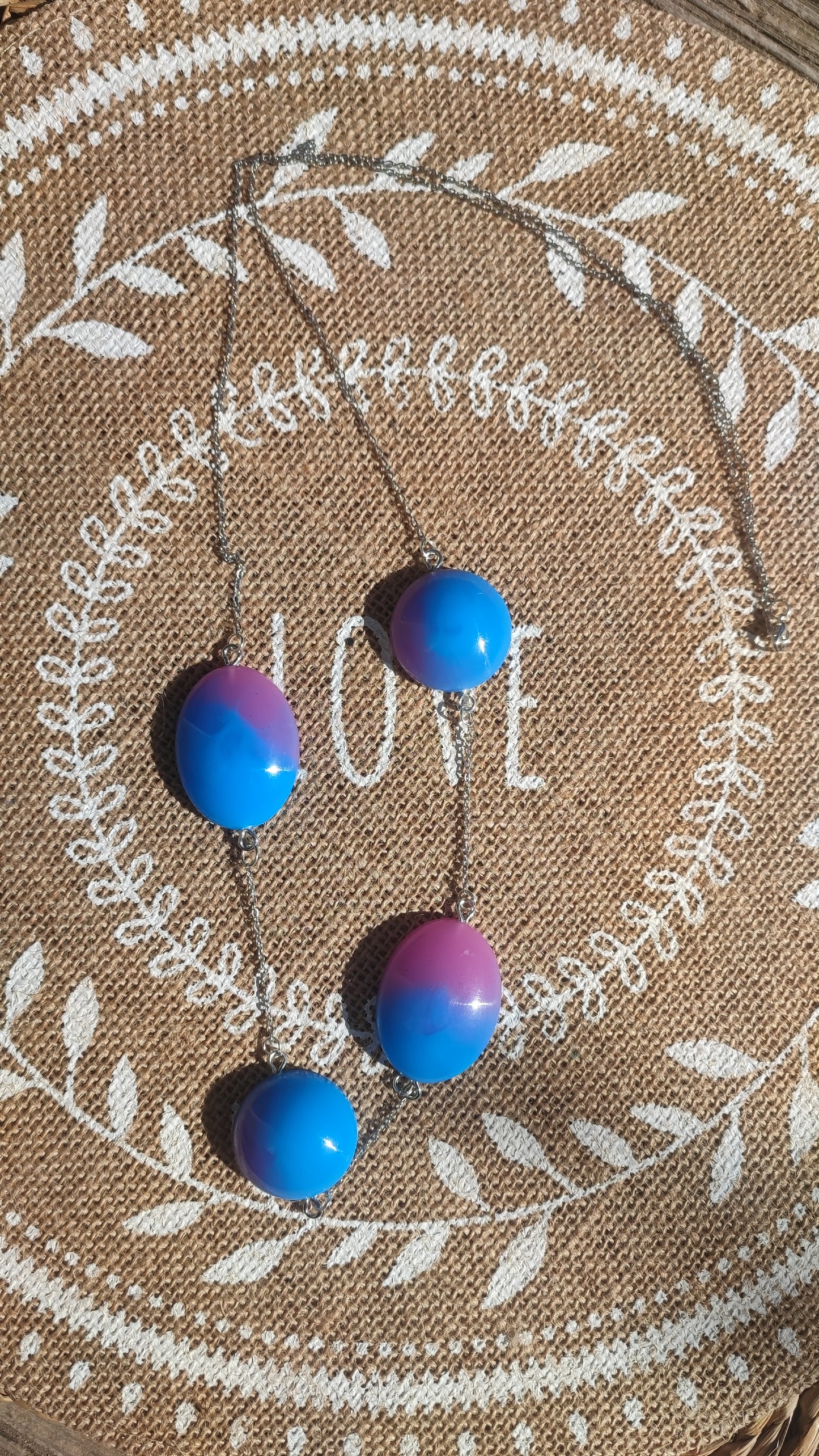 sautoir rose et bleu en résine epoxy