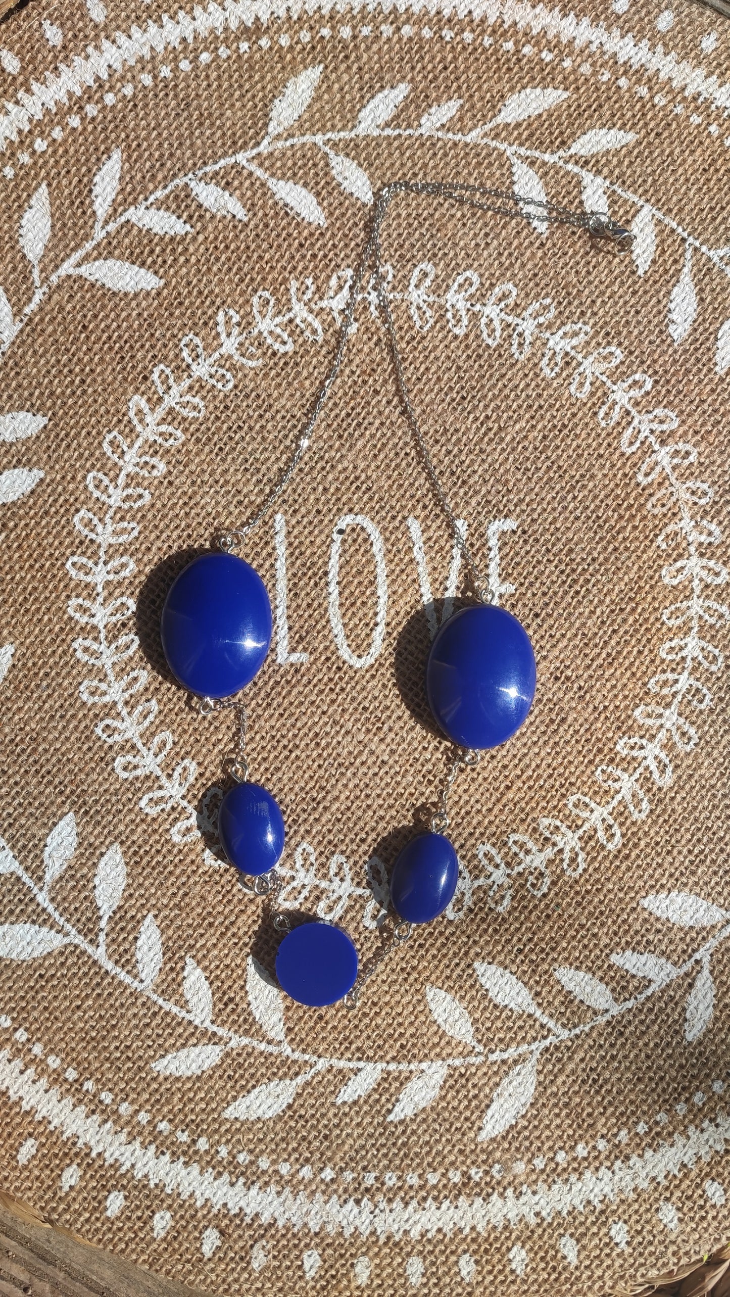 sautoir bleu foncé en résine epoxy