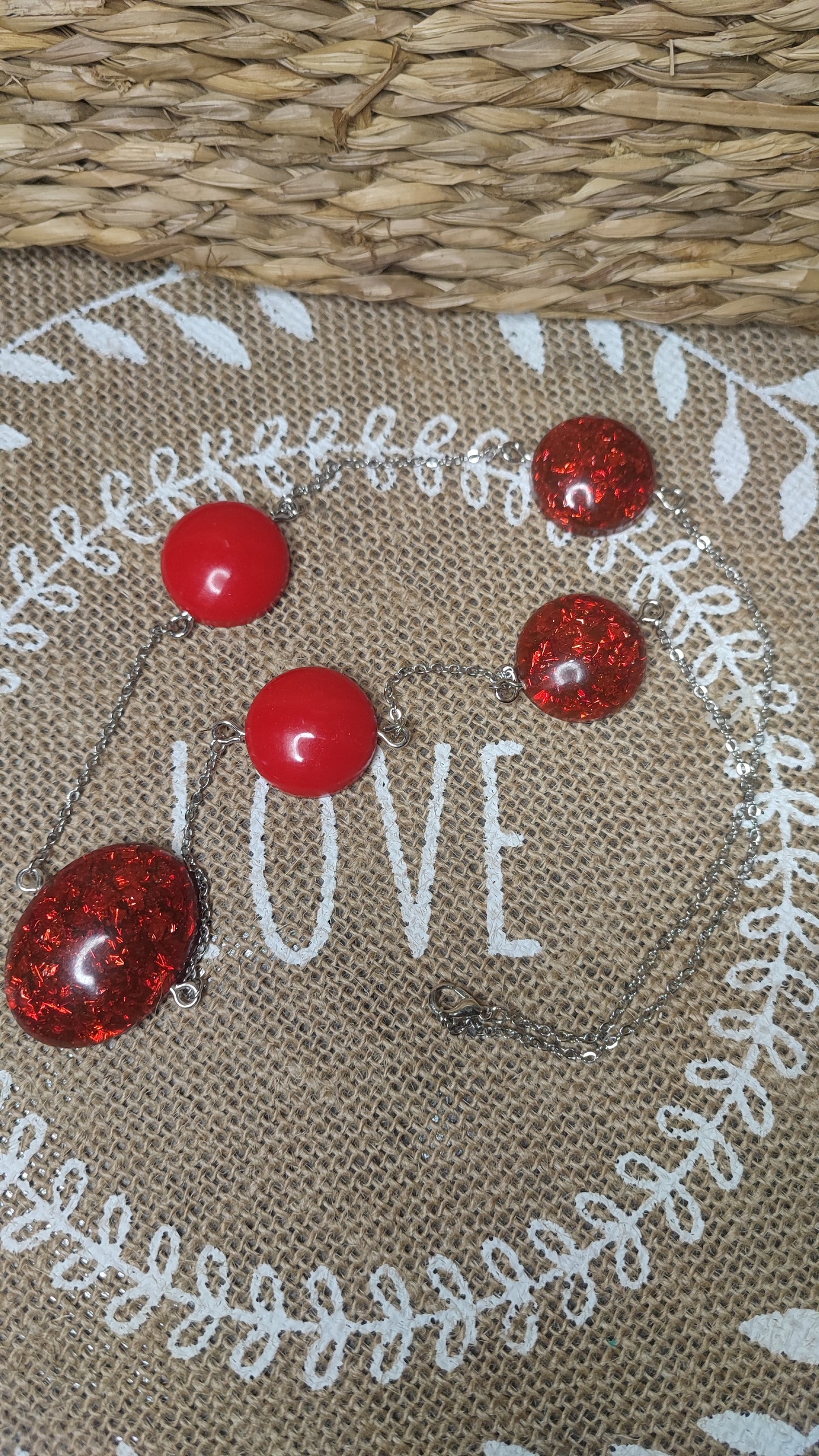 sautoir rouge opaque et feuille rouge résine epoxy