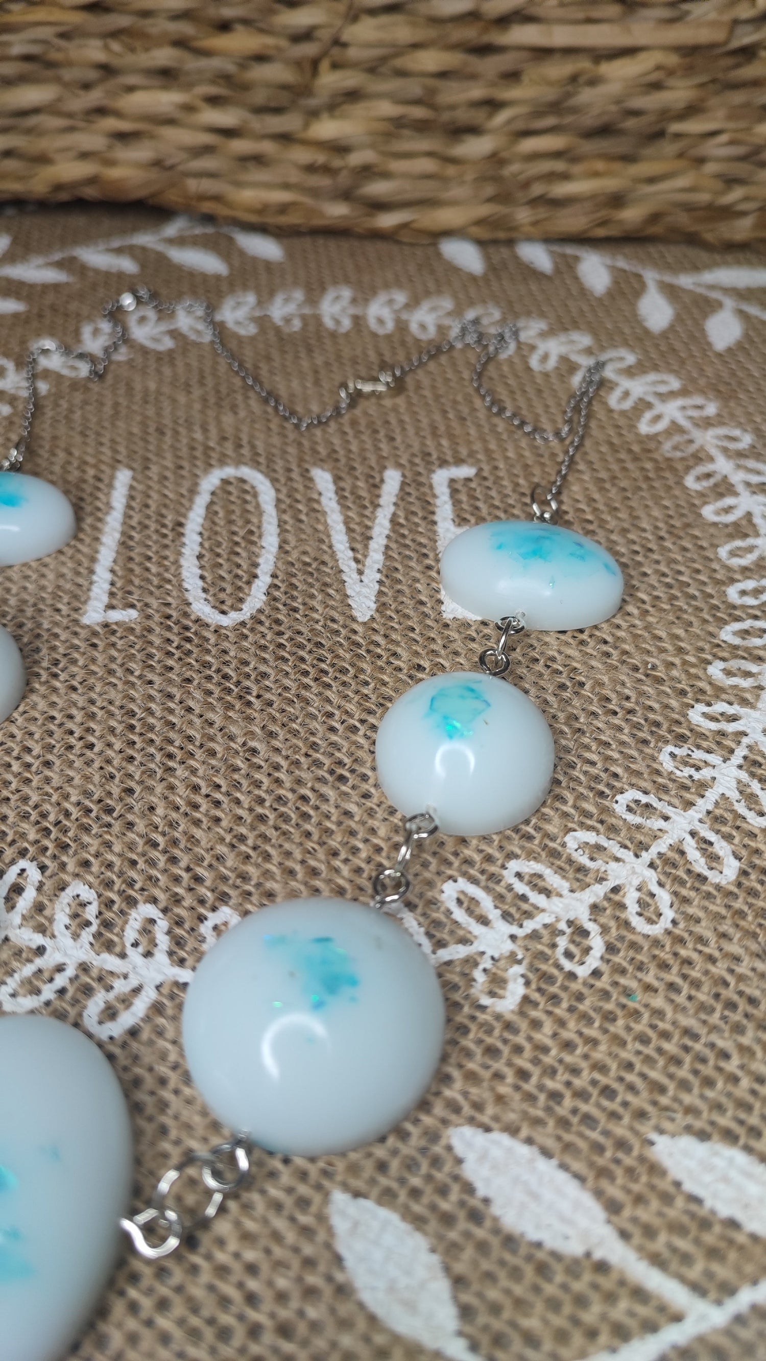 Sautoir et pendentif en résine époxy