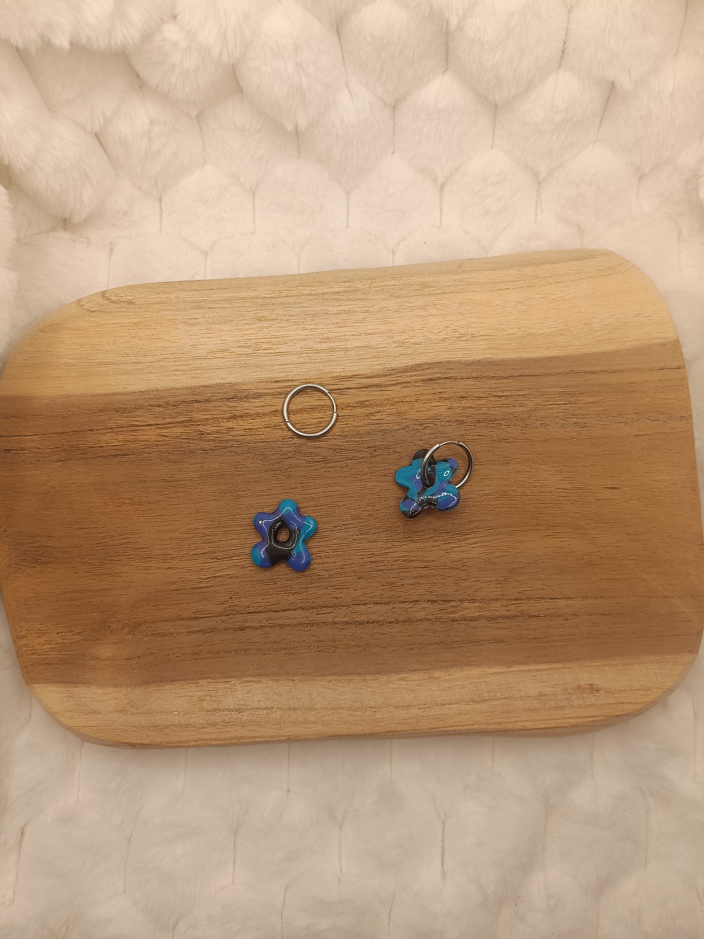 Pampille " marguerite" bleu foncé, bleu clair et noir