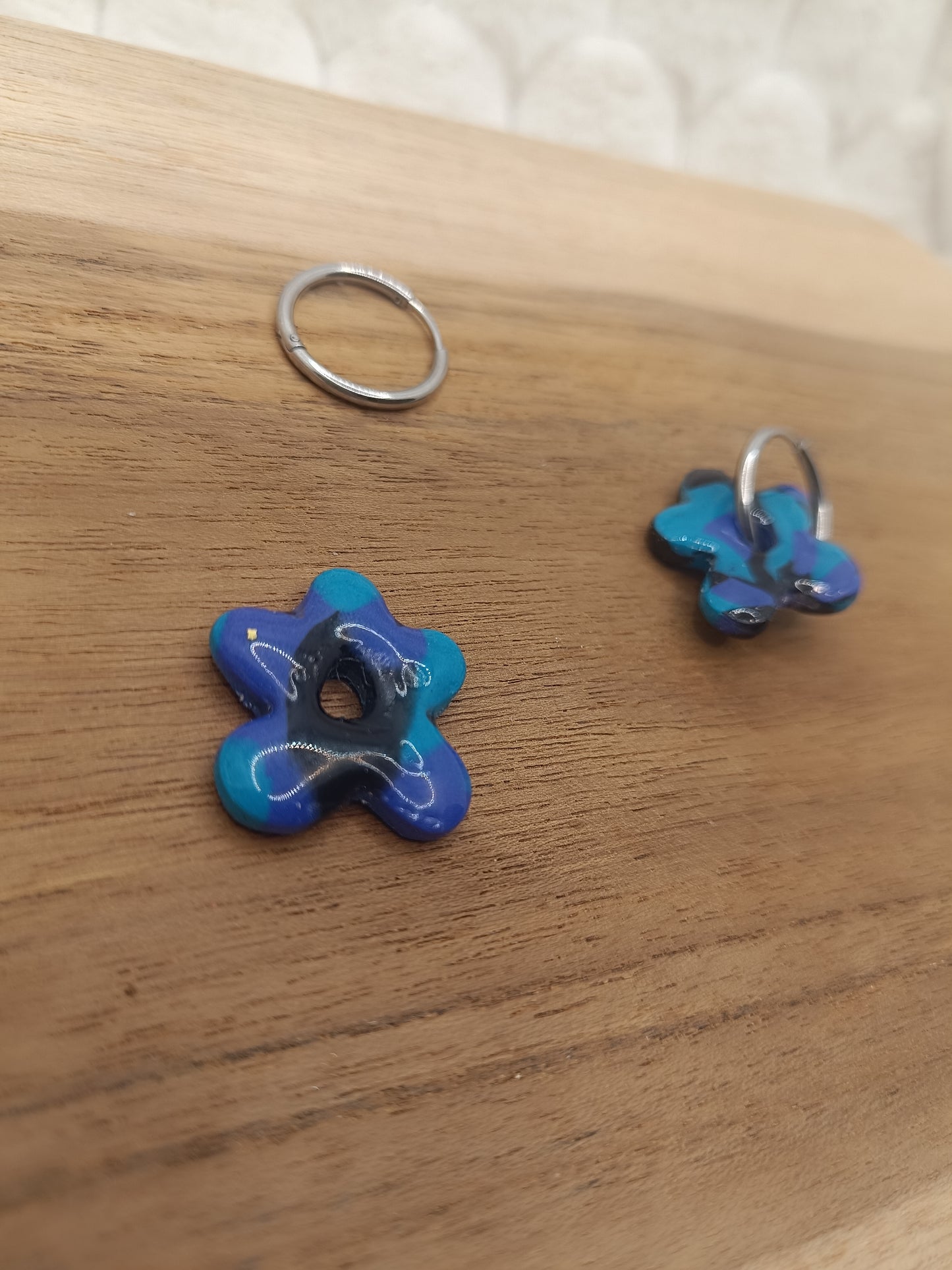 Pampille " marguerite" bleu foncé, bleu clair et noir