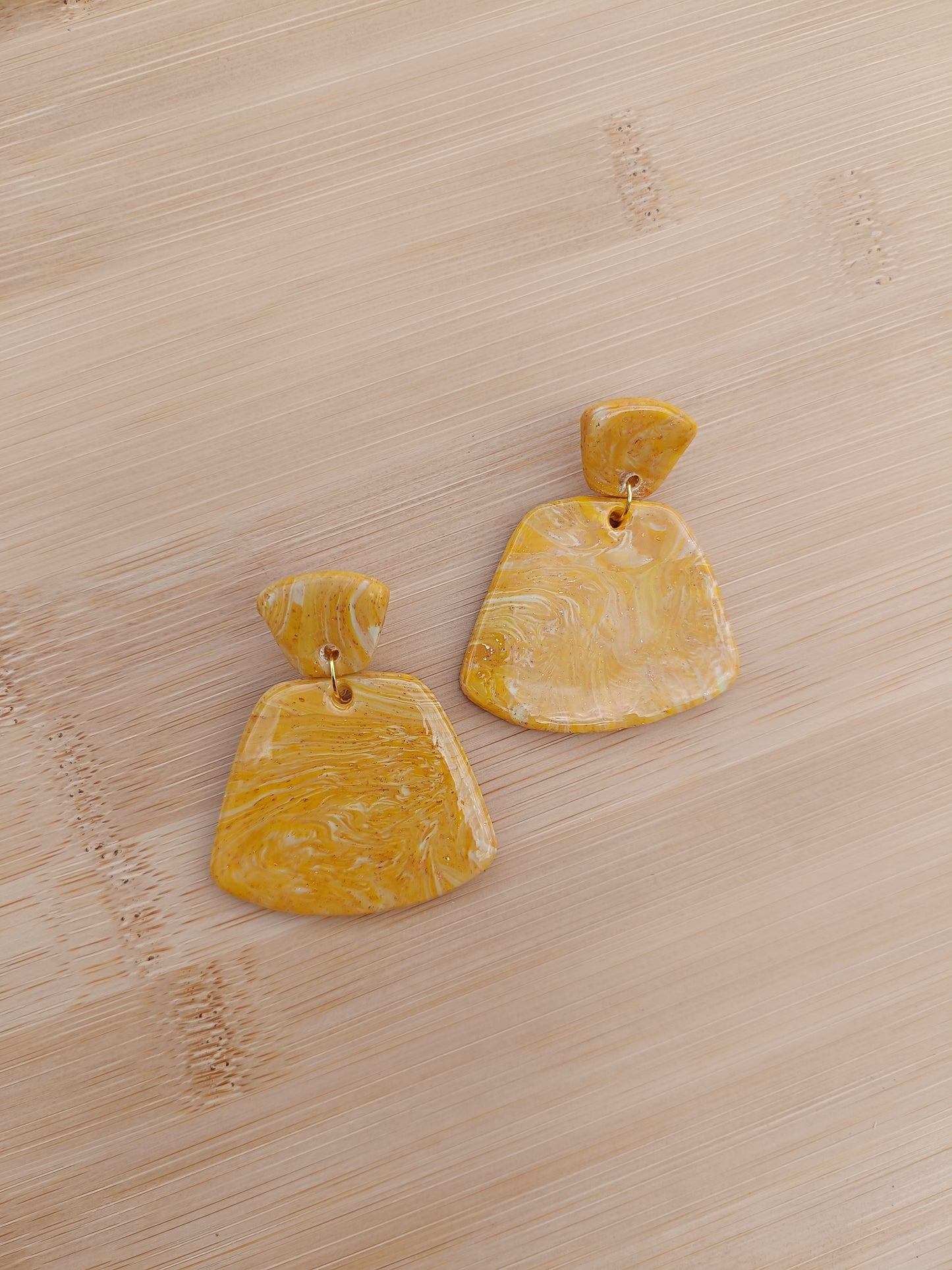 Boucles d'oreilles " jeanne " jaune nacré