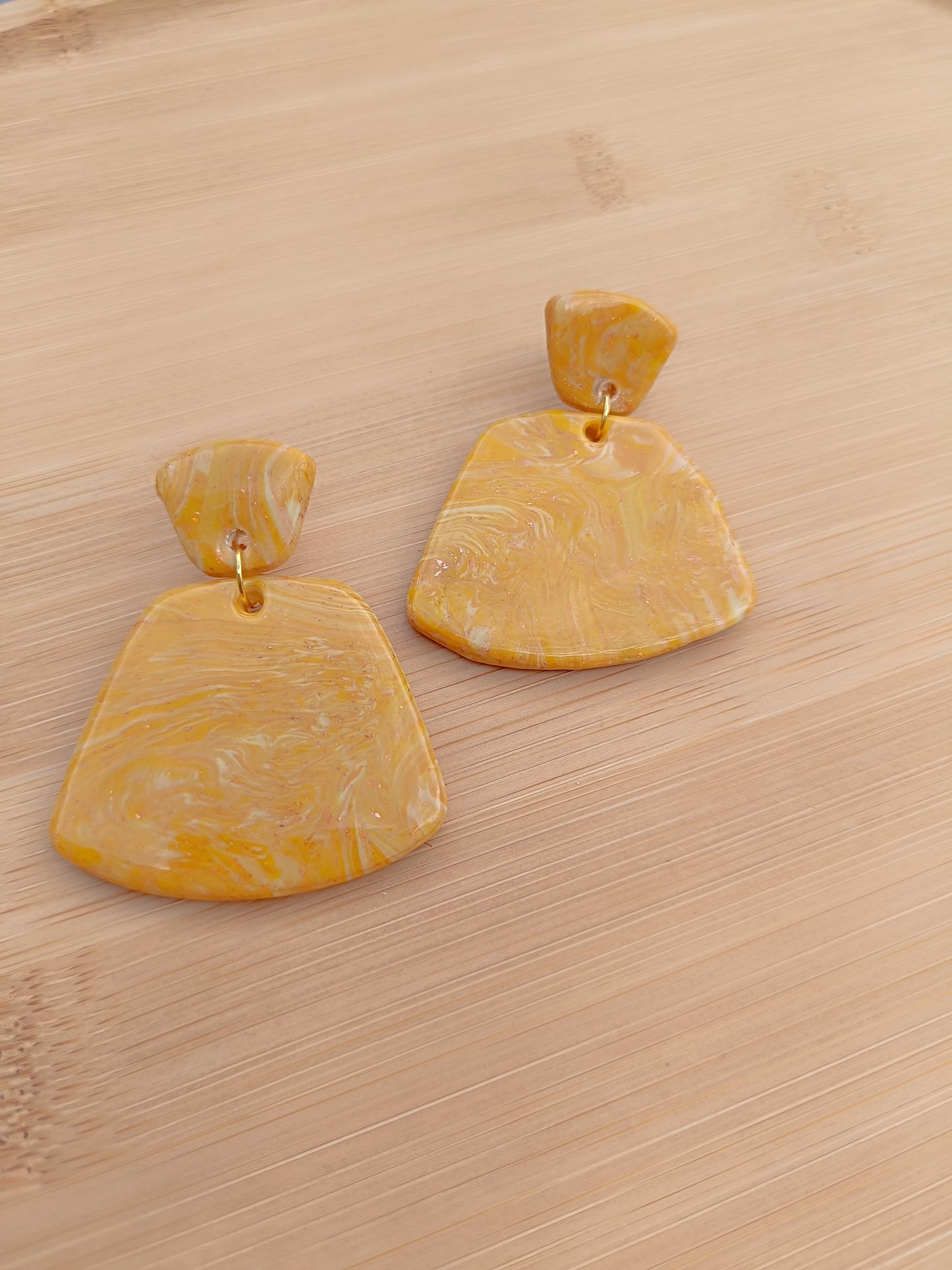 Boucles d'oreilles " jeanne " jaune nacré
