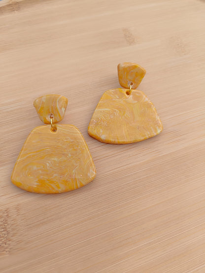Boucles d'oreilles " jeanne " jaune nacré