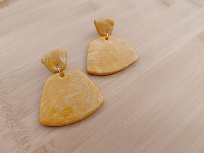 Boucles d'oreilles " jeanne " jaune nacré