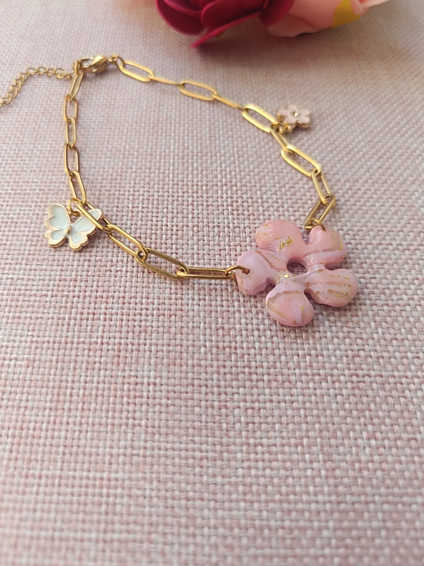 Bracelet chaîne dorée & fleur rose poudrée