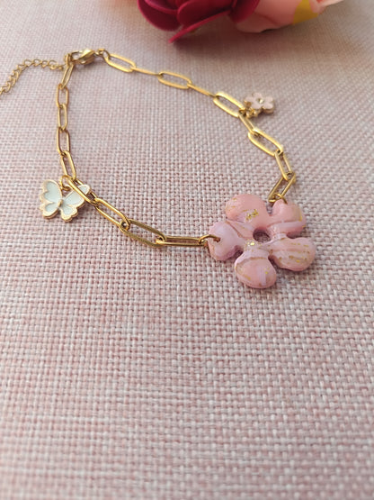 Bracelet chaîne dorée & fleur rose poudrée