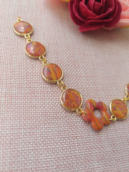 Bracelet doré & perles marbrées orangées