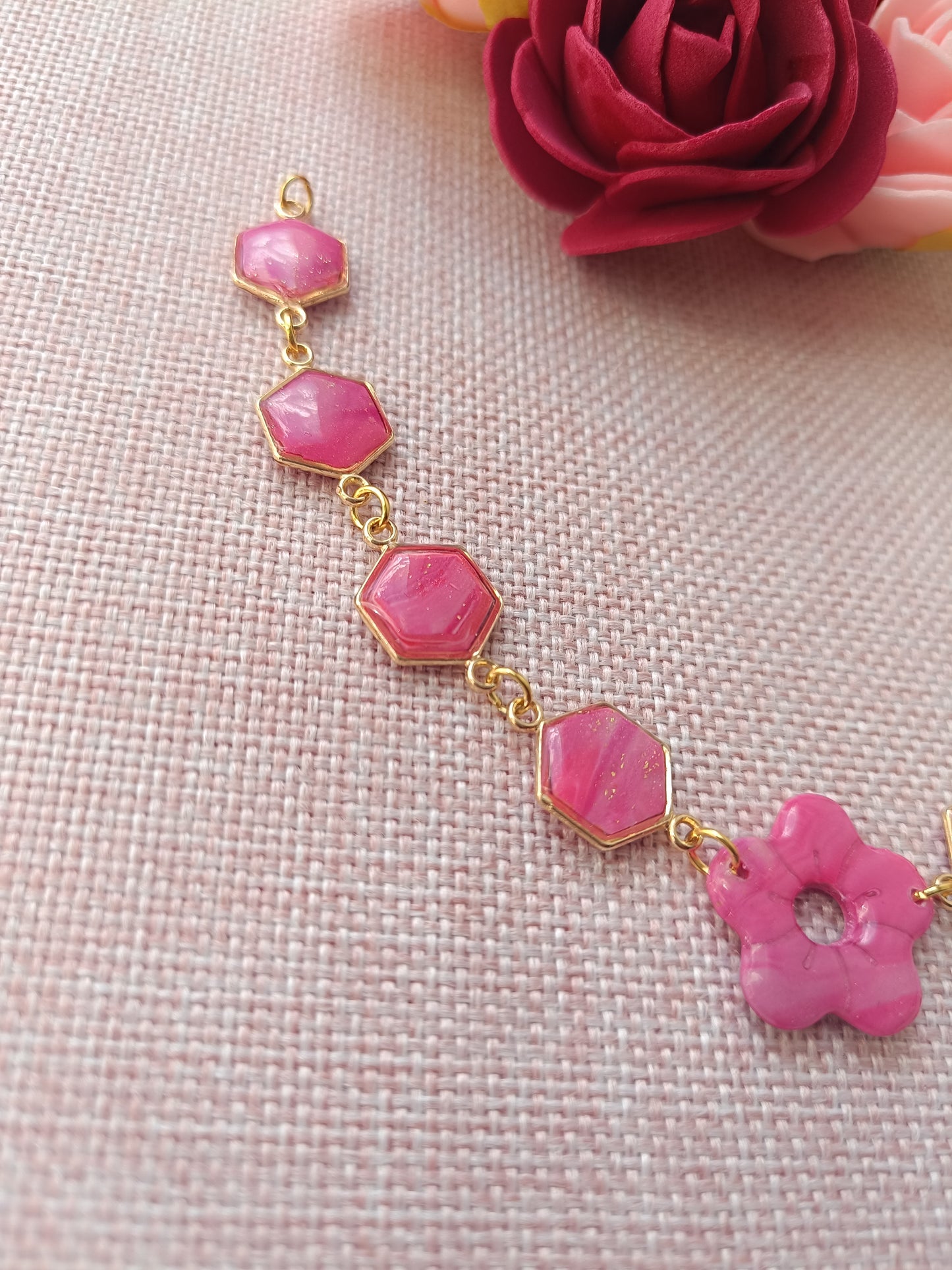 Bracelet doré & perles hexagonales rose