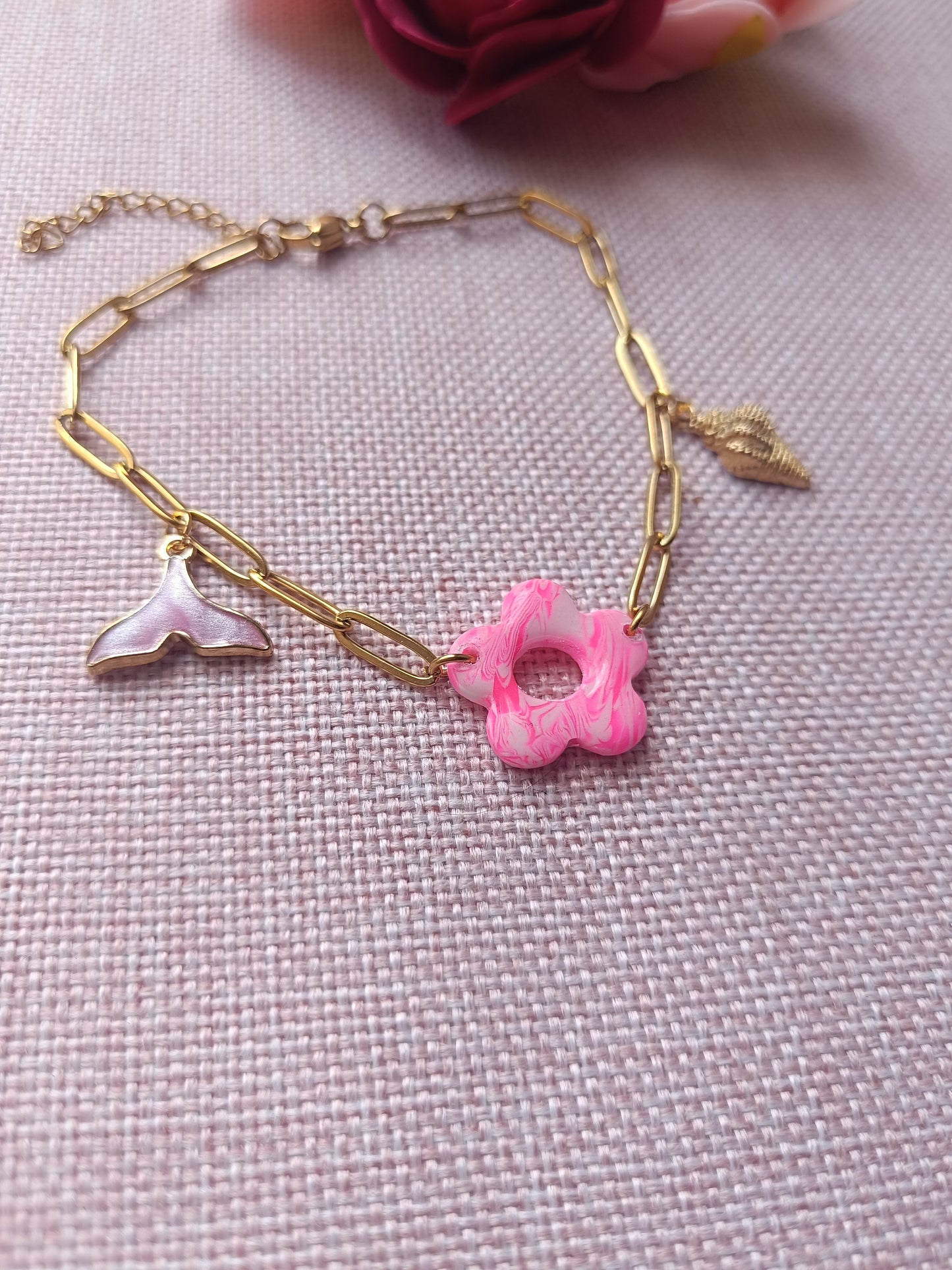 Bracelet chaîne dorée & fleur rose marbrée