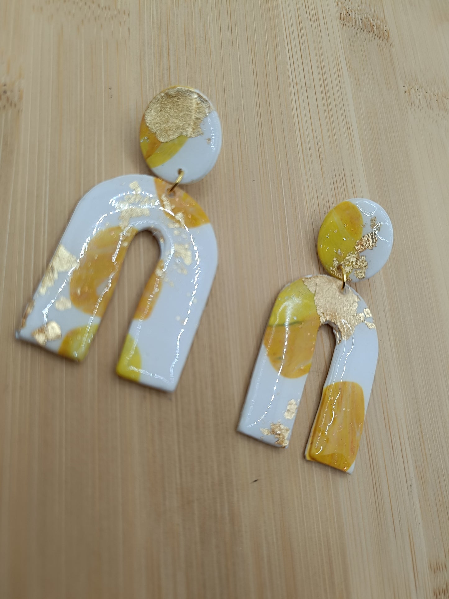 Boucles d'oreilles " melina " blanche/jaunes et doré