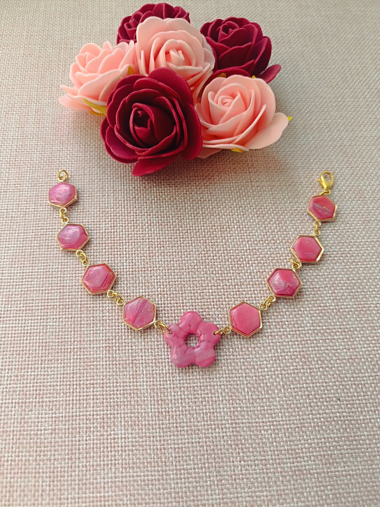 Bracelet doré & perles hexagonales rose