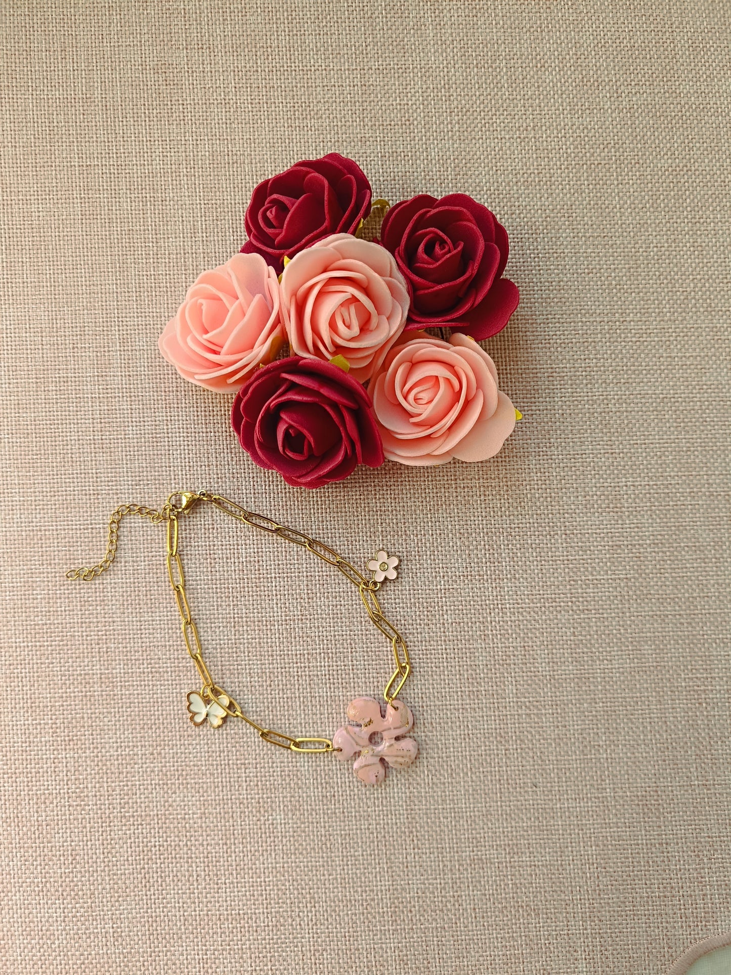 Bracelet chaîne dorée & fleur rose poudrée