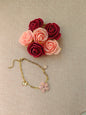 Bracelet chaîne dorée & fleur rose poudrée
