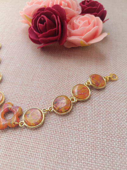Bracelet doré & perles marbrées orangées