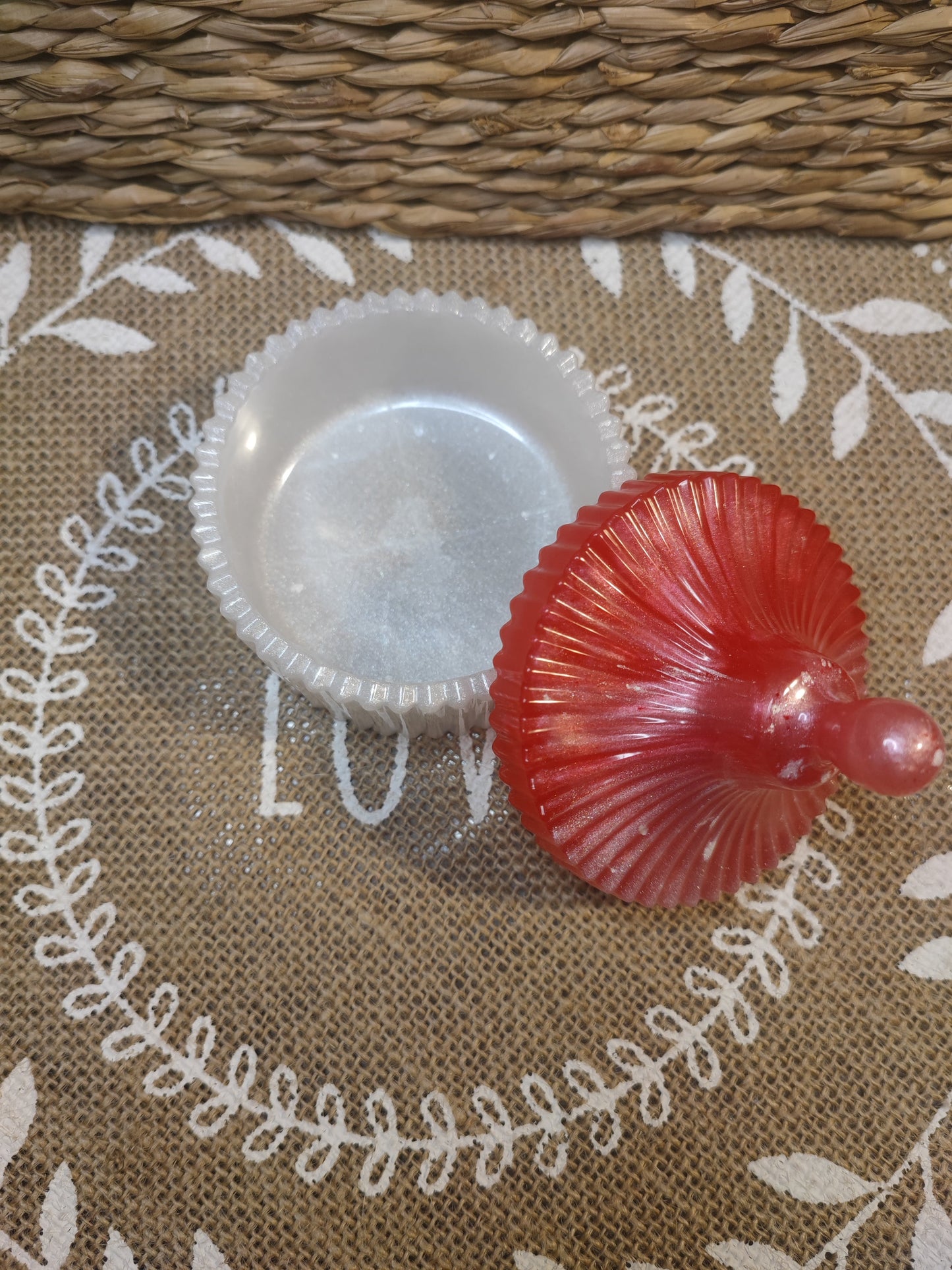 boite à bijoux pion blanche et rouge résine epoxy