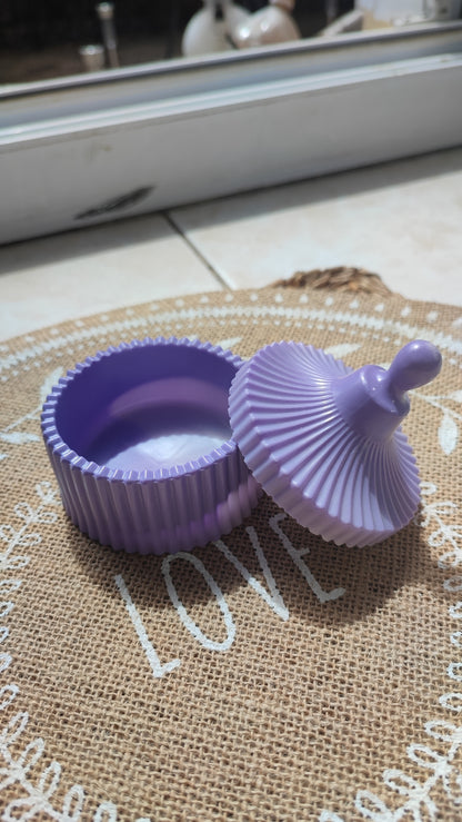 boite à bijoux en résine epoxy lila et blanche pastel