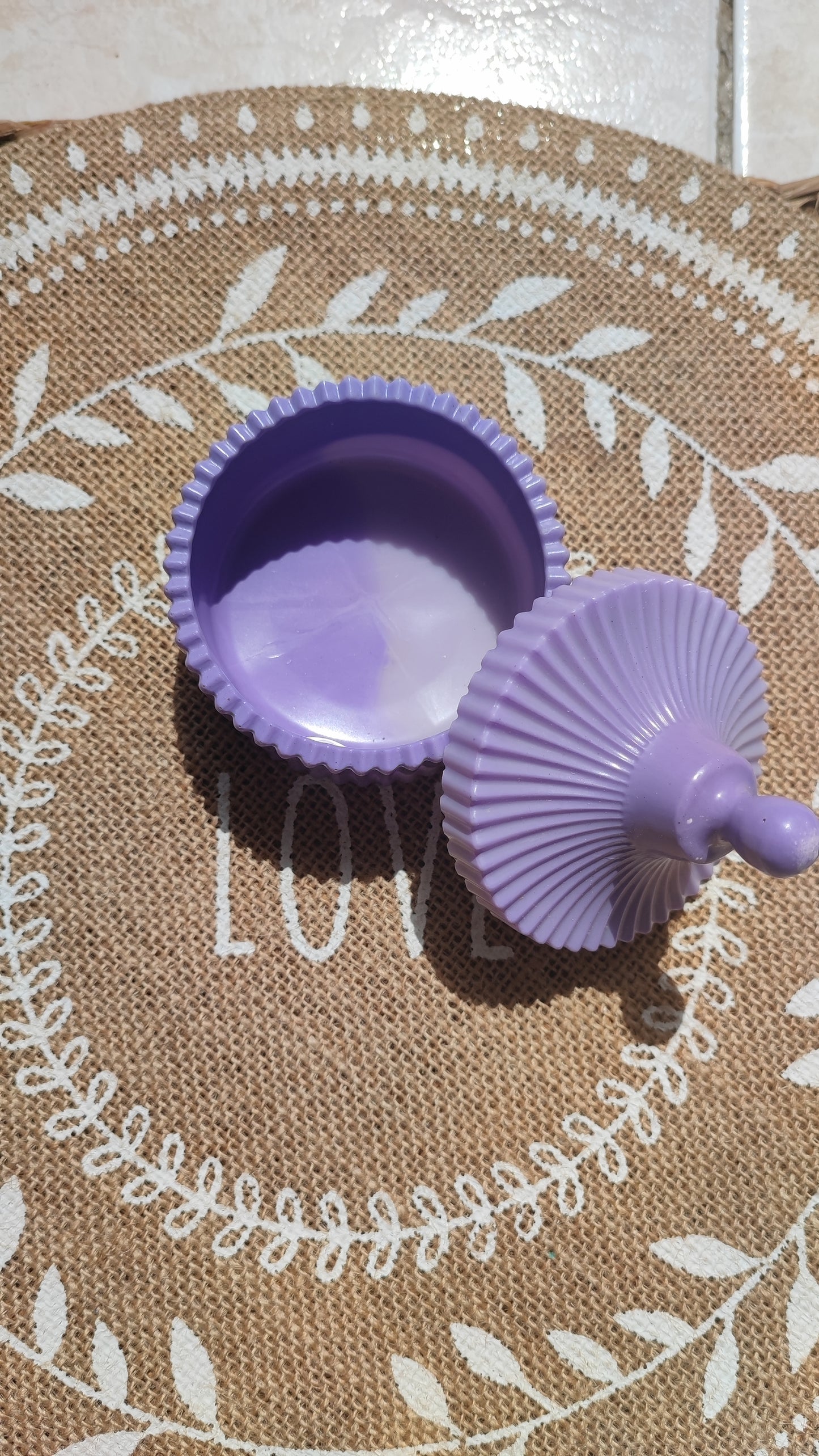 boite à bijoux en résine epoxy lila et blanche pastel