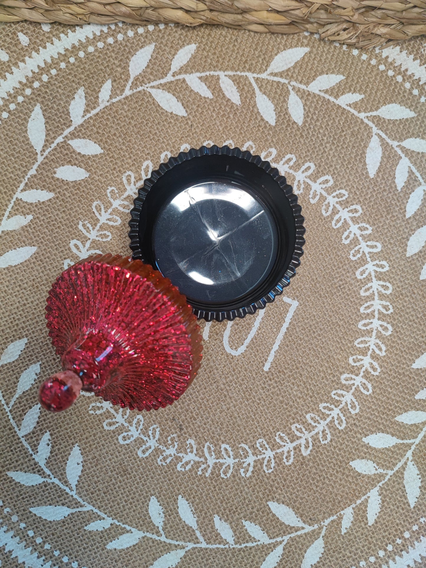 boite à bijoux pion rouge et noir résine epoxy