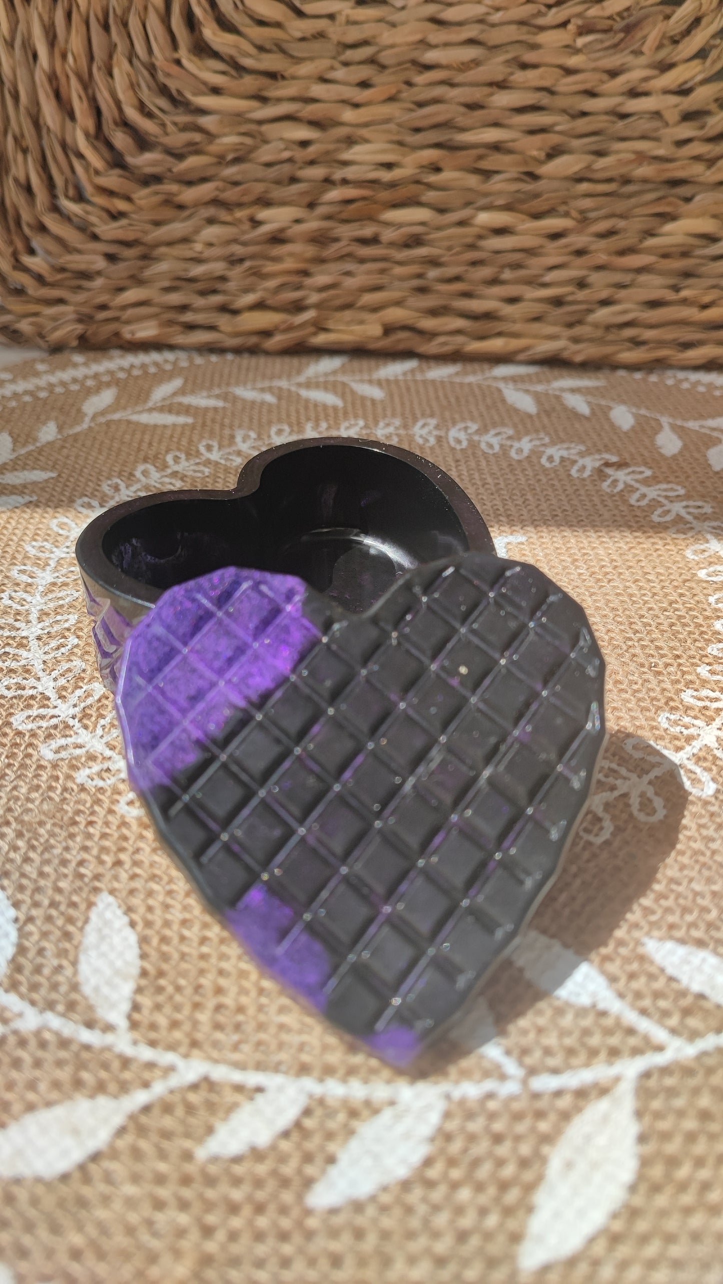 boite à bijoux en résine epoxy noir et violette